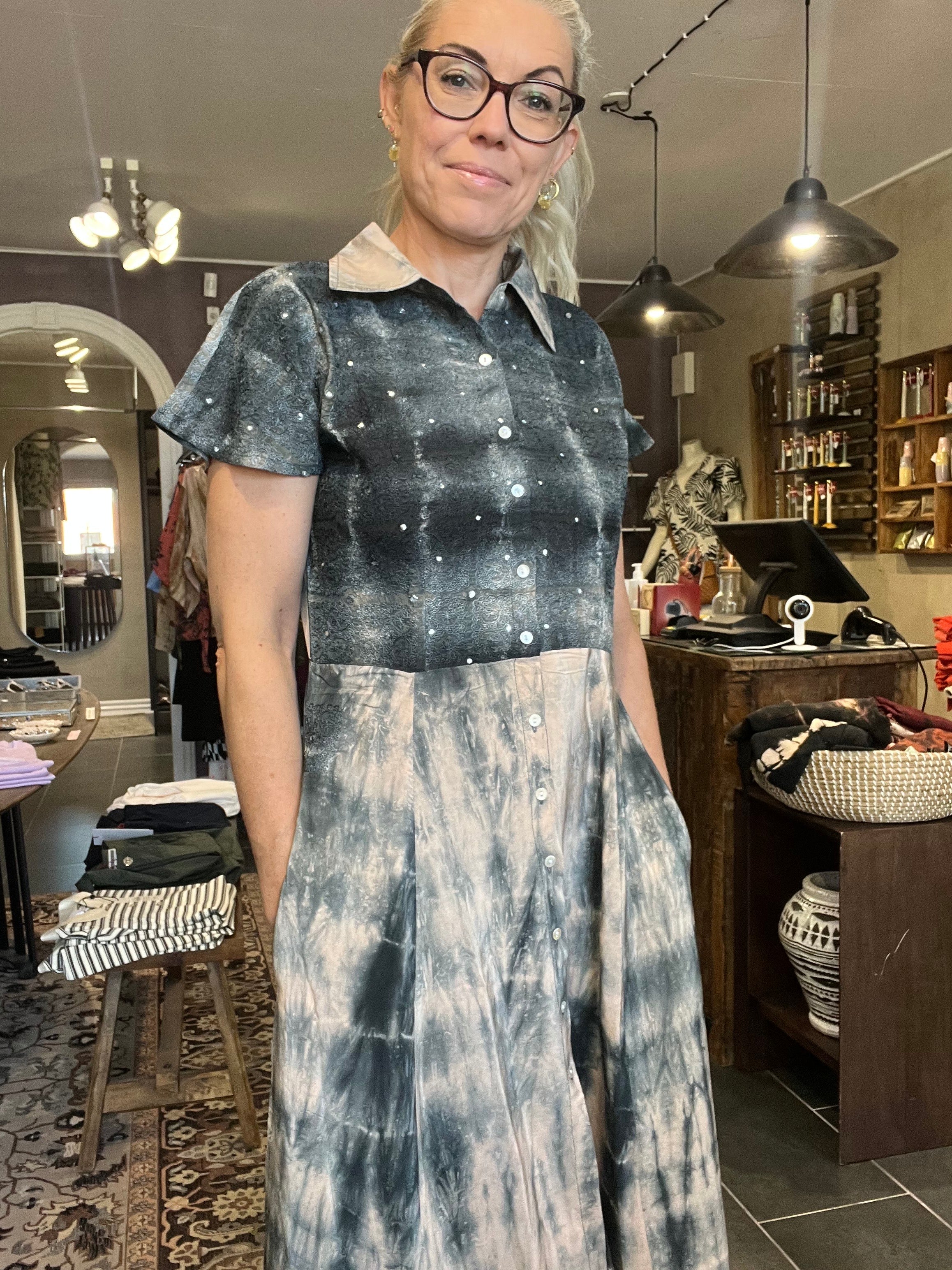 Cofur Manhatten Dress S118 – nude/grå lang silkekjole med sten (S/M)