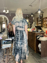 Cofur Manhatten Dress S118 – nude/grå lang silkekjole med sten (S/M)