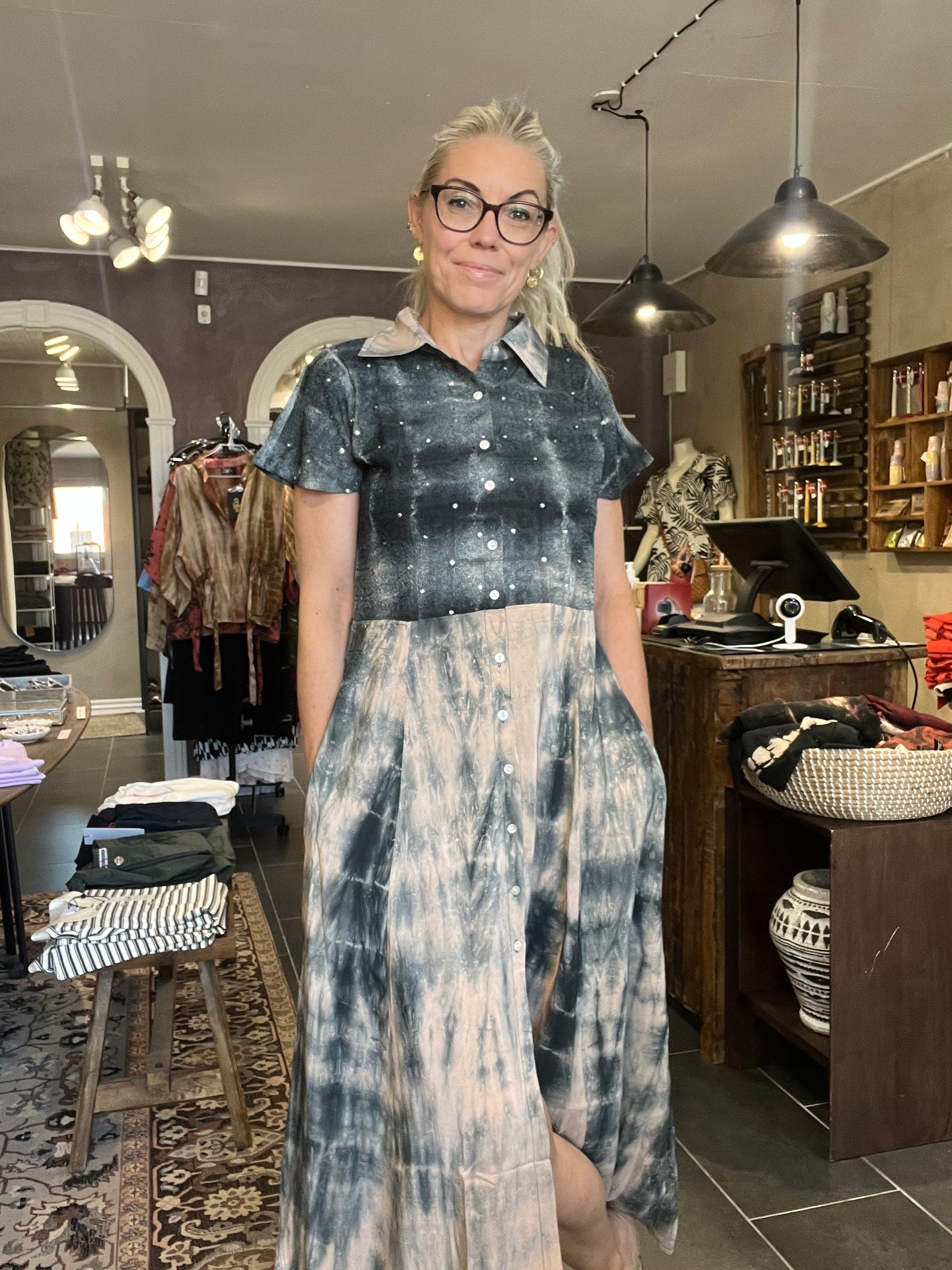 Cofur Manhatten Dress S118 – nude/grå lang silkekjole med sten (S/M)