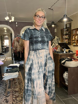 Cofur Manhatten Dress S118 – nude/grå lang silkekjole med sten (S/M)