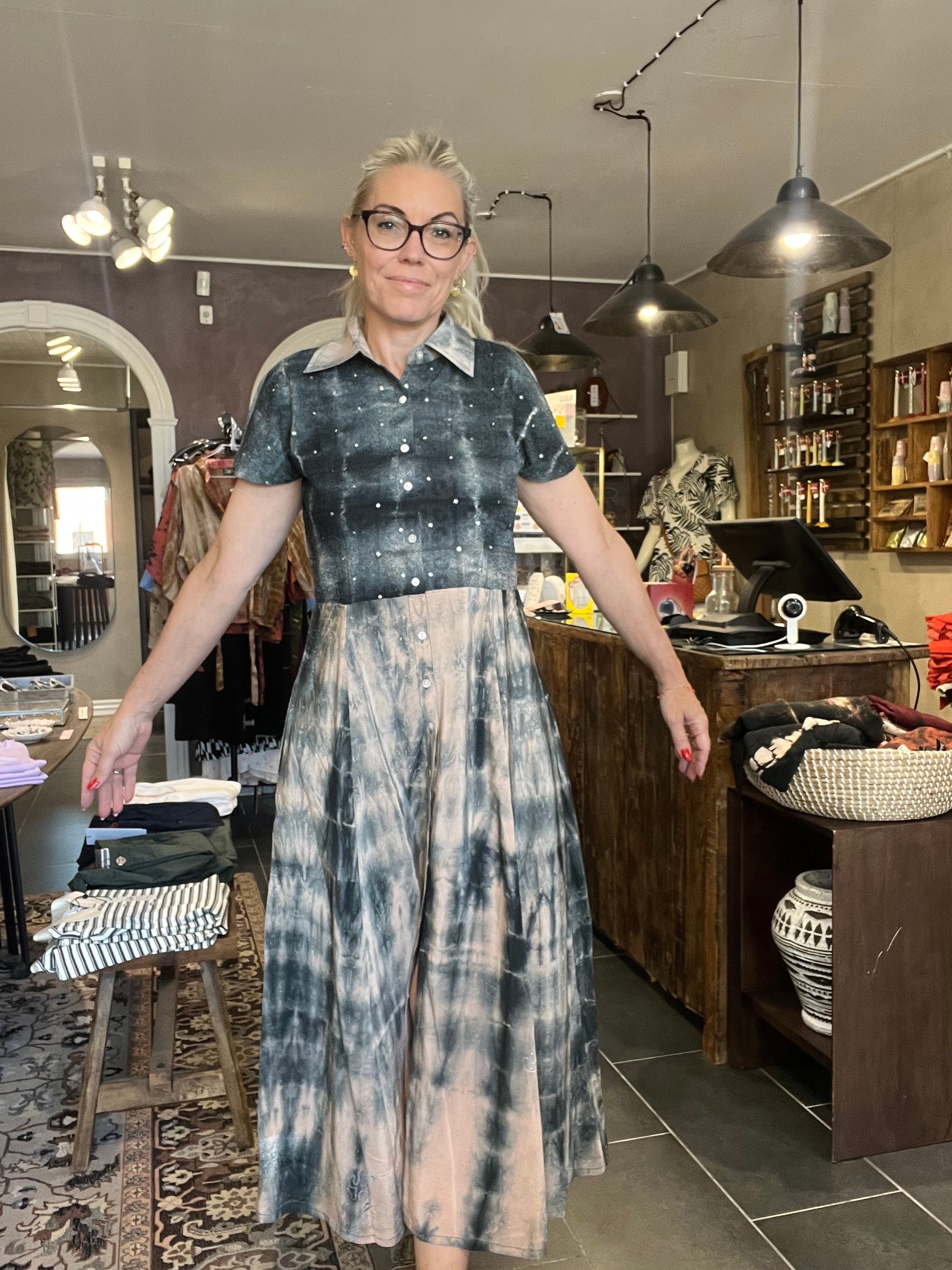 Upcyclet vintage sari-silke i nude/grå – Manhatten Dress S118