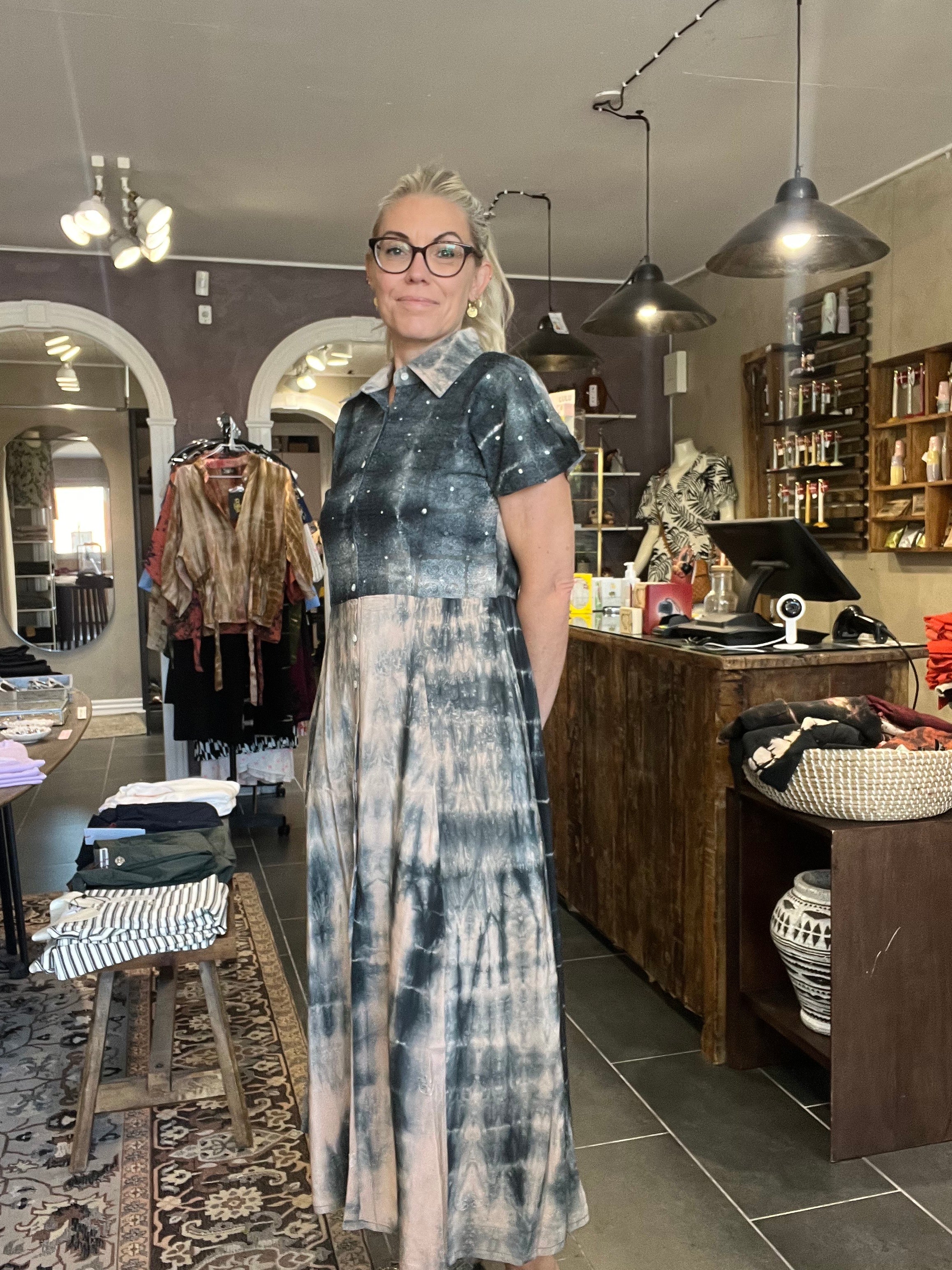 Upcyclet vintage sari-silke i nude/grå – Manhatten Dress S118