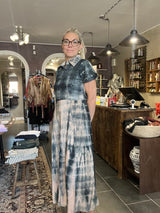 Upcyclet vintage sari-silke i nude/grå – Manhatten Dress S118