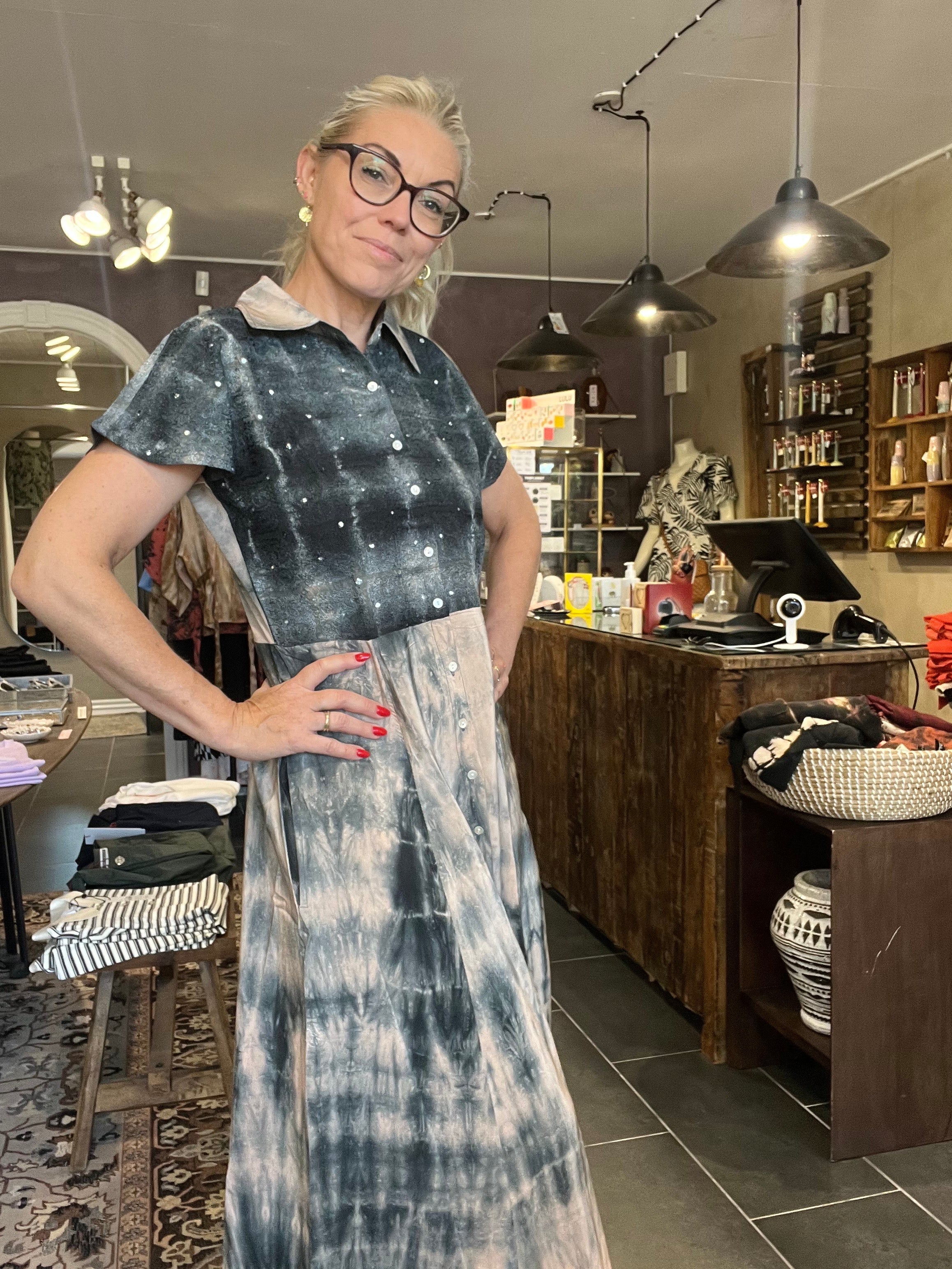 Upcyclet vintage sari-silke i nude/grå – Manhatten Dress S118