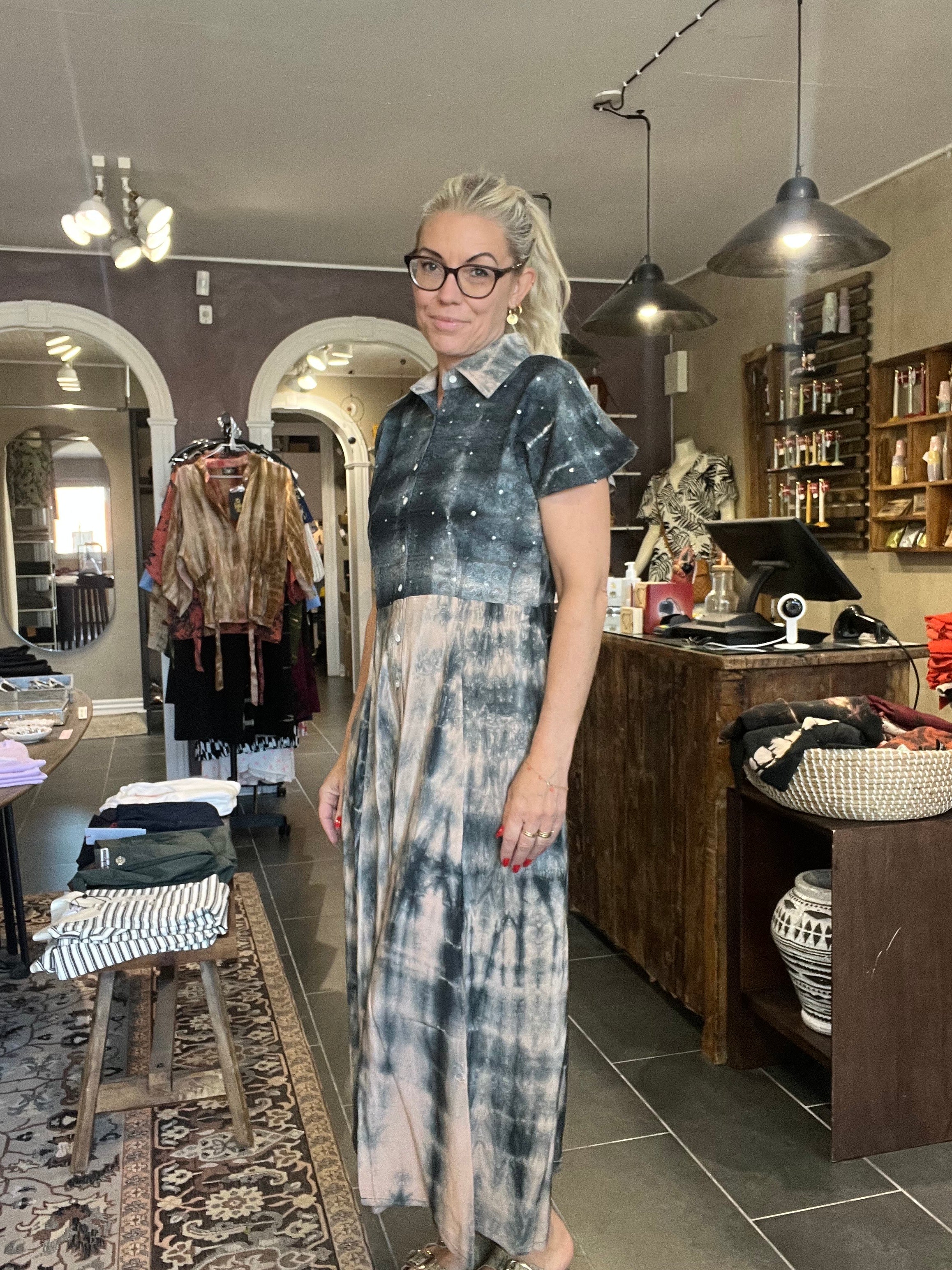 Upcyclet vintage sari-silke i nude/grå – Manhatten Dress S118