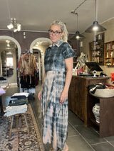Upcyclet vintage sari-silke i nude/grå – Manhatten Dress S118
