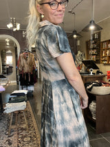 Upcyclet vintage sari-silke i nude/grå – Manhatten Dress S118