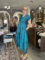 Cofur Casual Dress Long S310 – turkis tie-dye unika silkekjole (XS/S, 34–36)