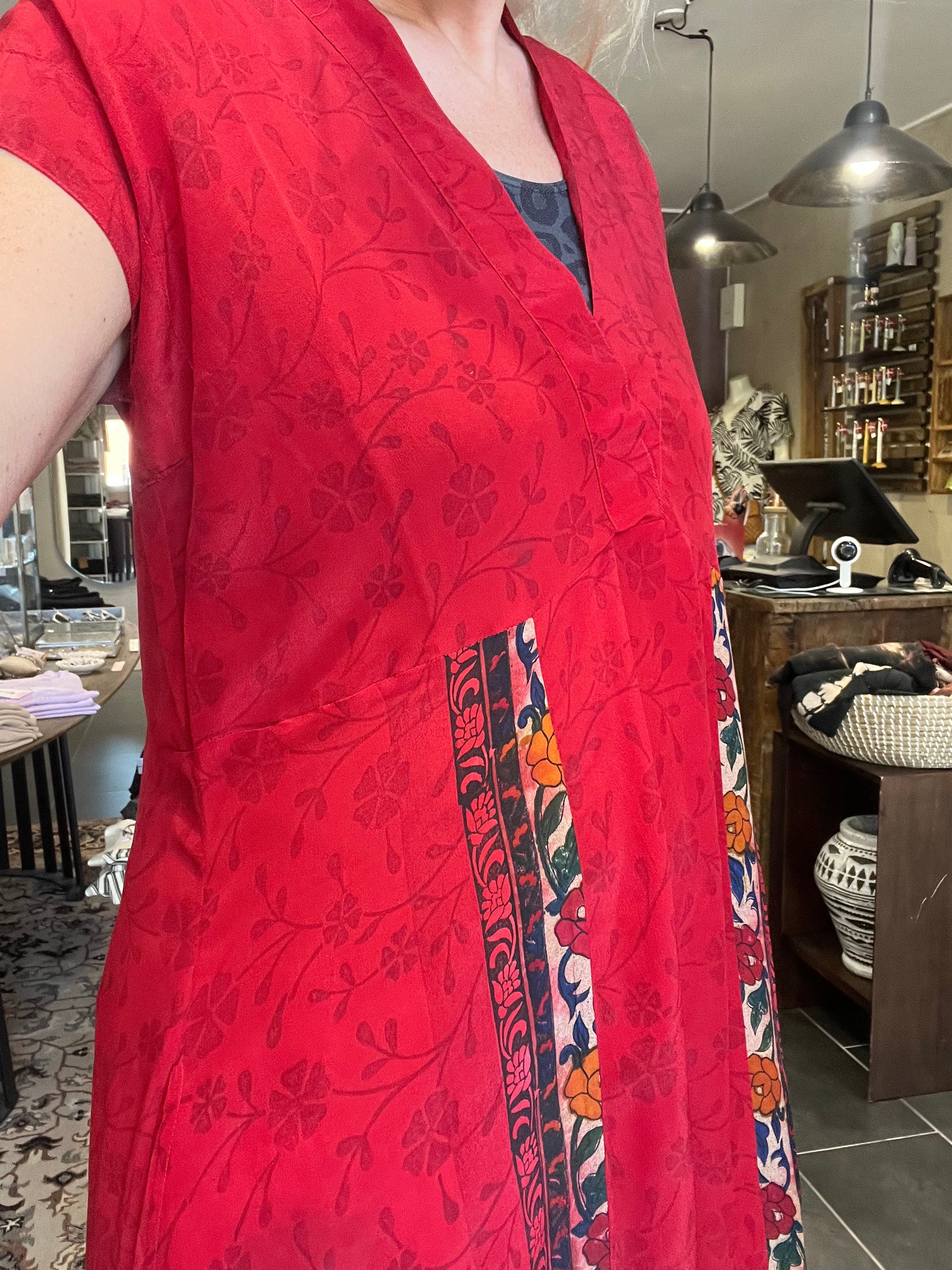 Cofur Casual Dress Long S310 – dyb rød unika silkekjole (S/M, 34–38)