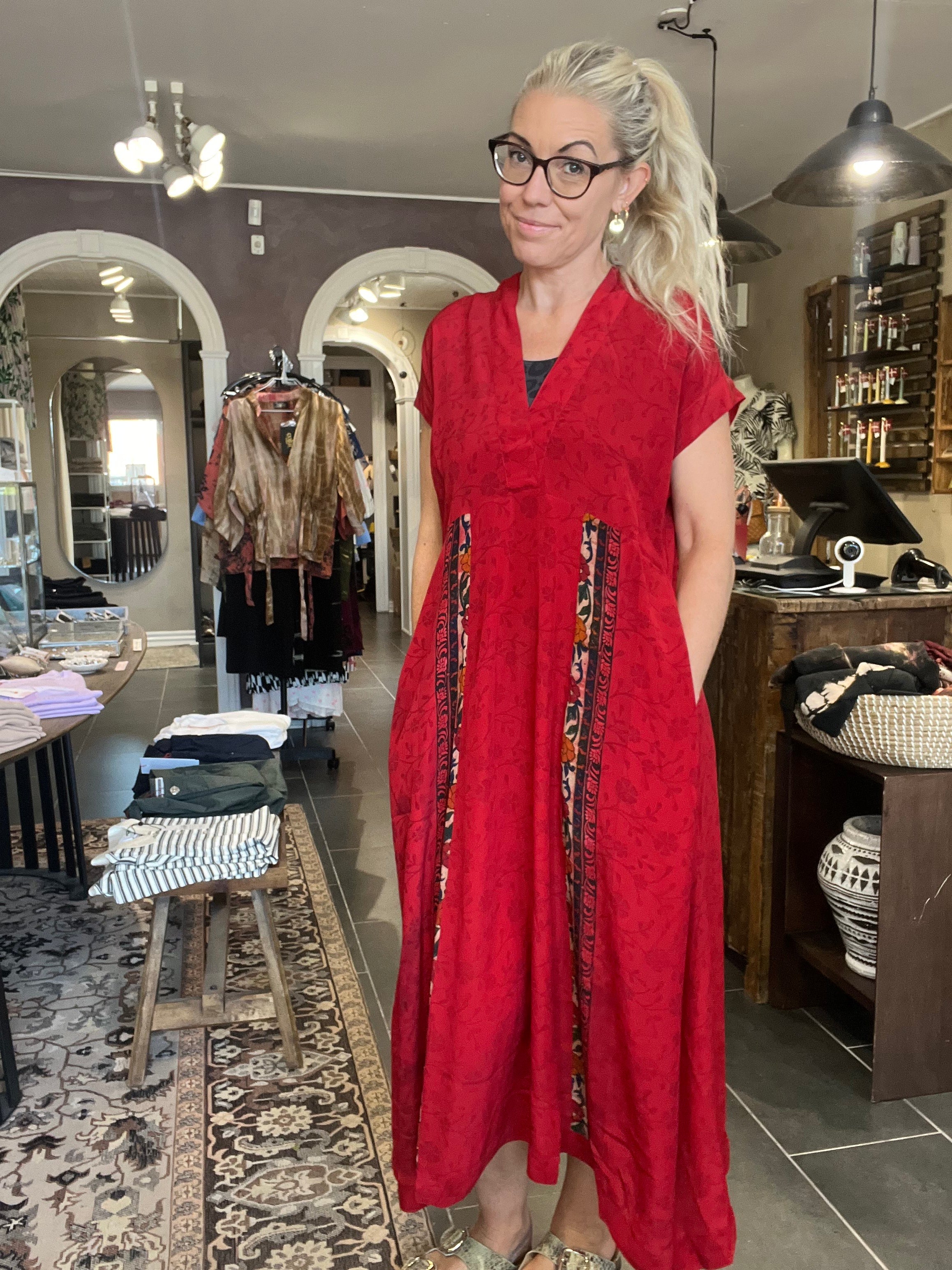 Cofur Casual Dress Long S310 – dyb rød unika silkekjole (S/M, 34–38)