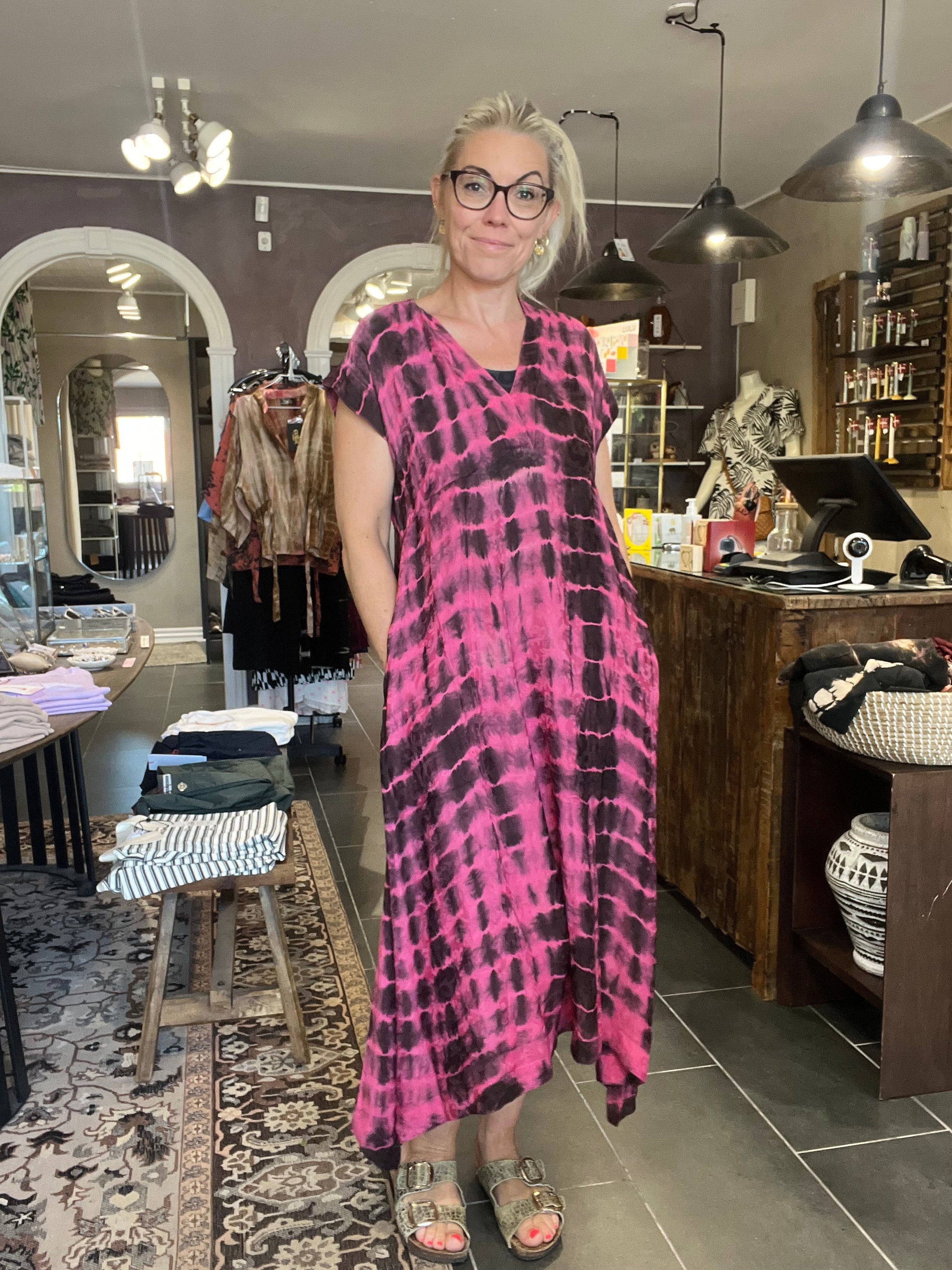 Empire-talje og lommer i siden – Cofur S310 pink tie-dye