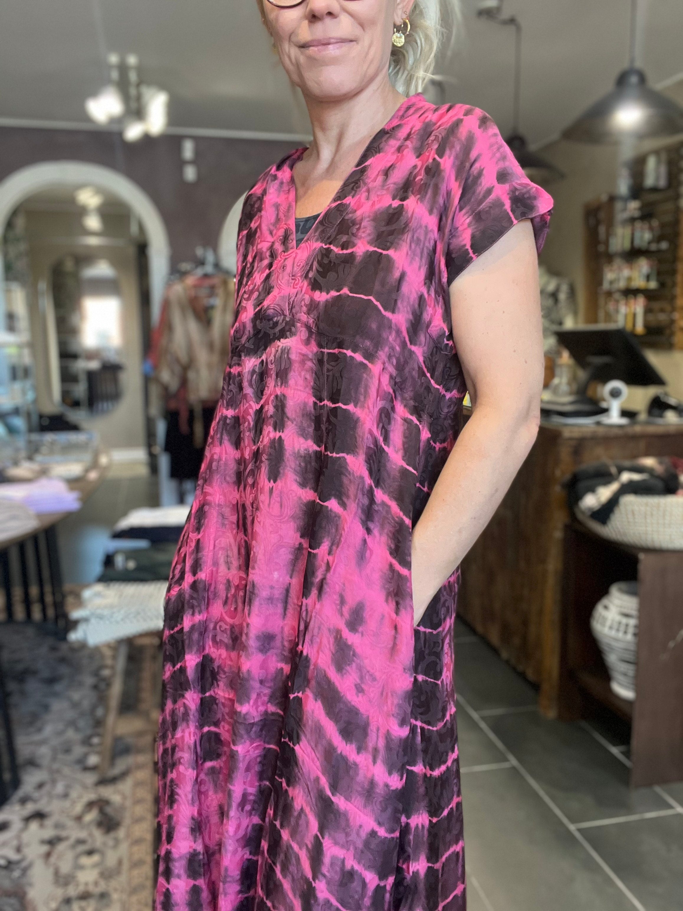 Empire-talje og lommer i siden – Cofur S310 pink tie-dye