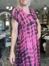 Empire-talje og lommer i siden – Cofur S310 pink tie-dye