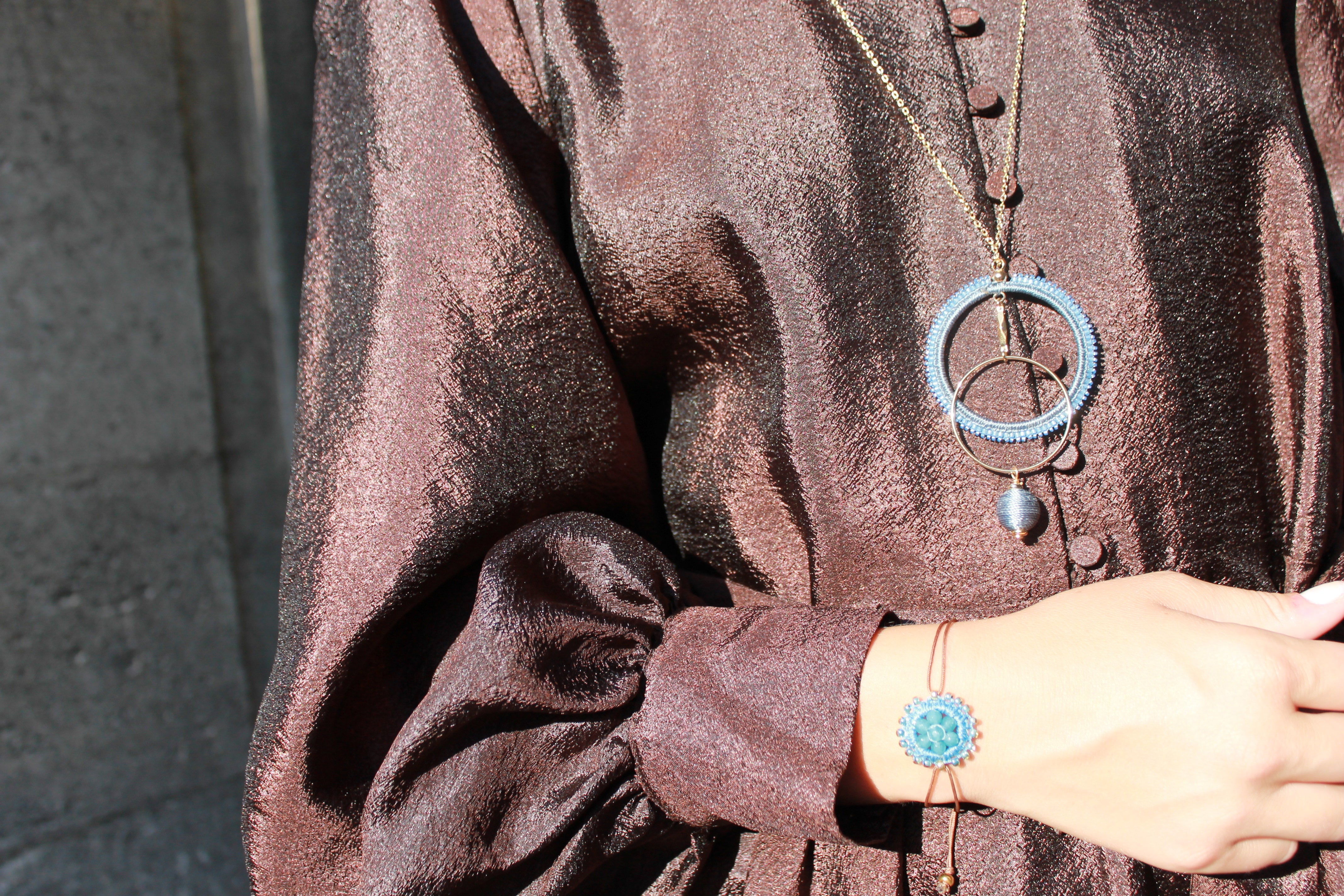 Maq Jewelry armbånd i blå med roset og justerbar snor