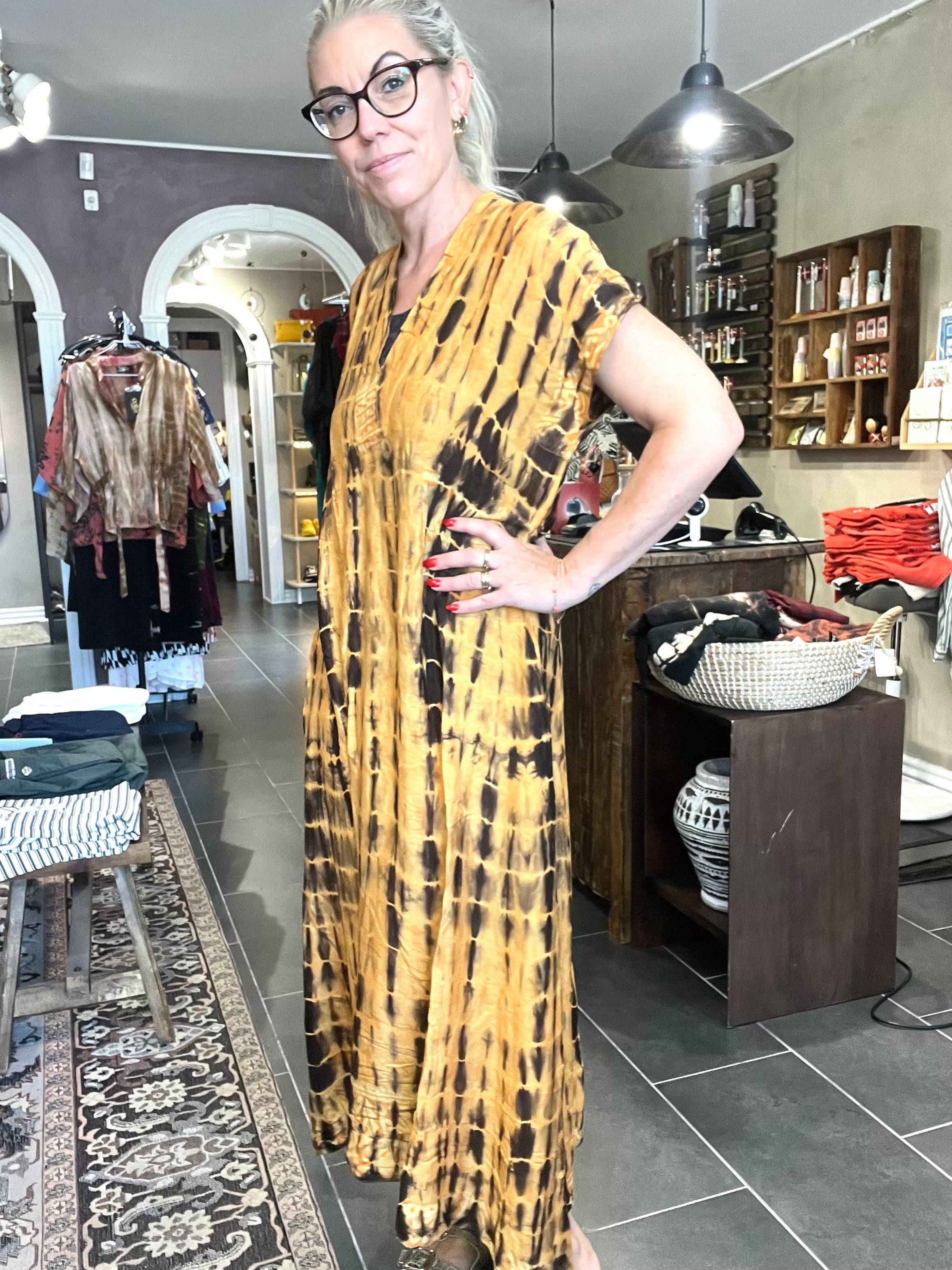 Cofur Casual Dress Long S310 – gylden tie-dye unika silkekjole (M/L, 38–42)
