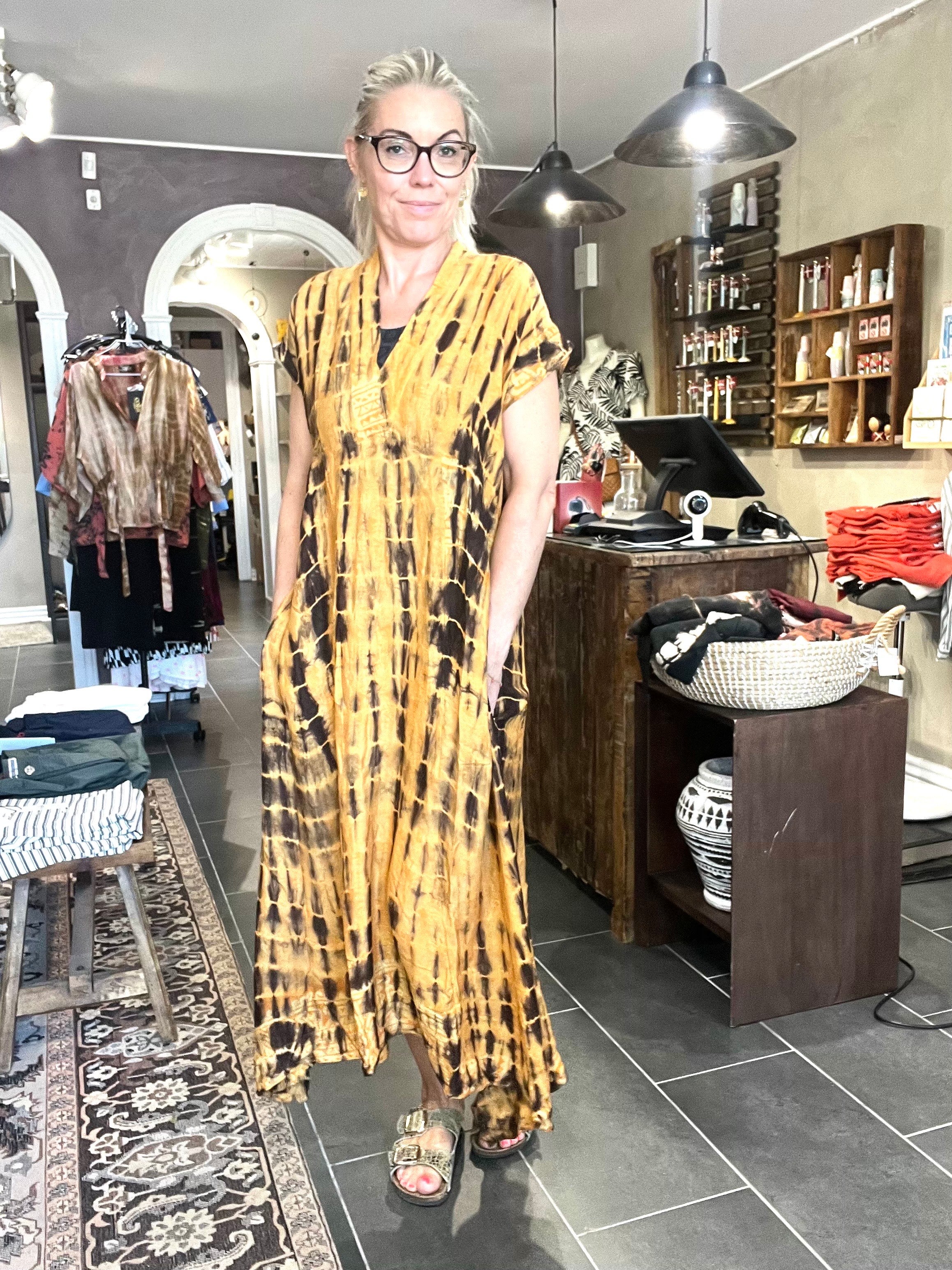 Empire-talje og lommer i siden – Cofur S310 gylden tie-dye