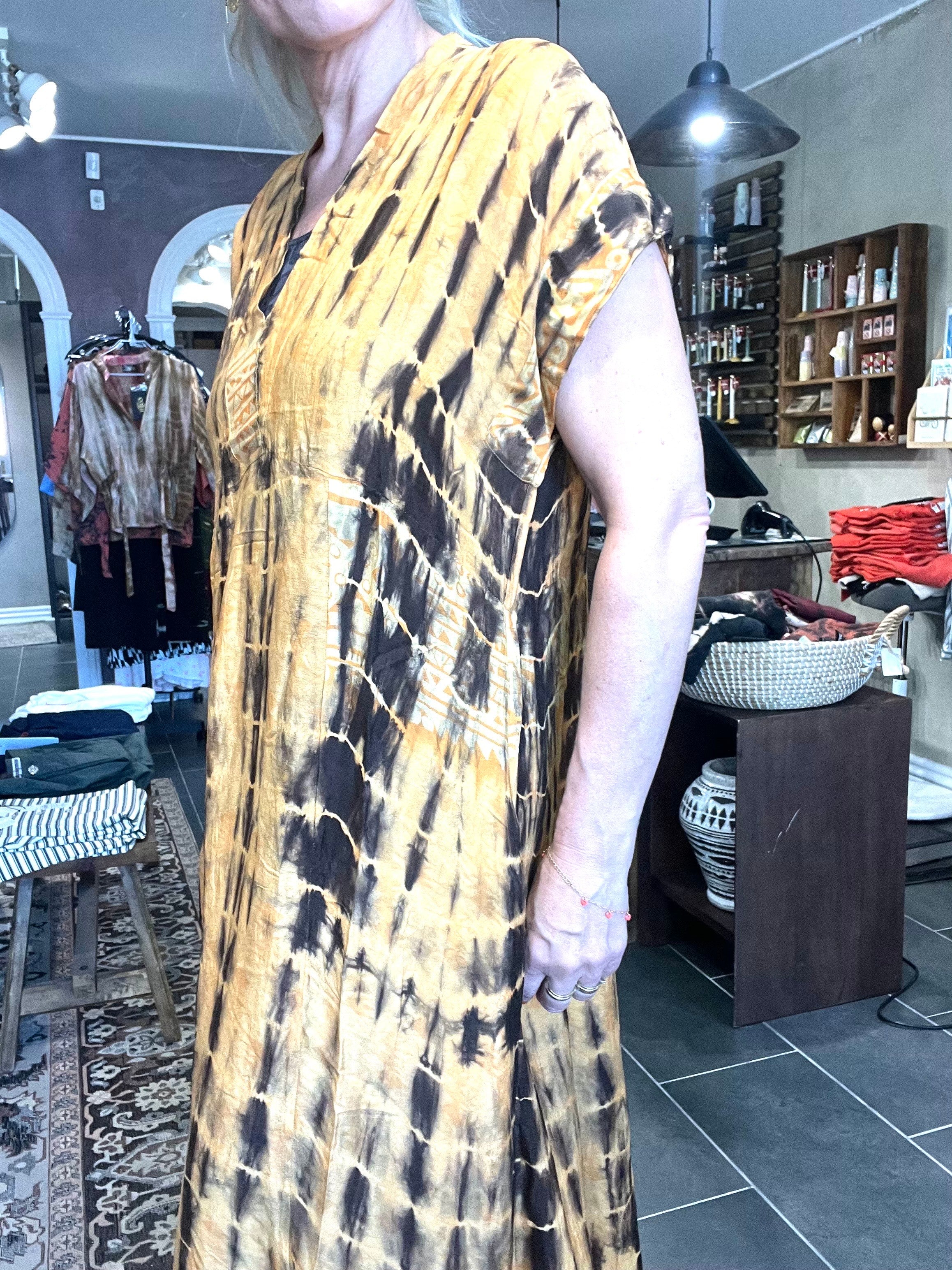 Empire-talje og lommer i siden – Cofur S310 gylden tie-dye