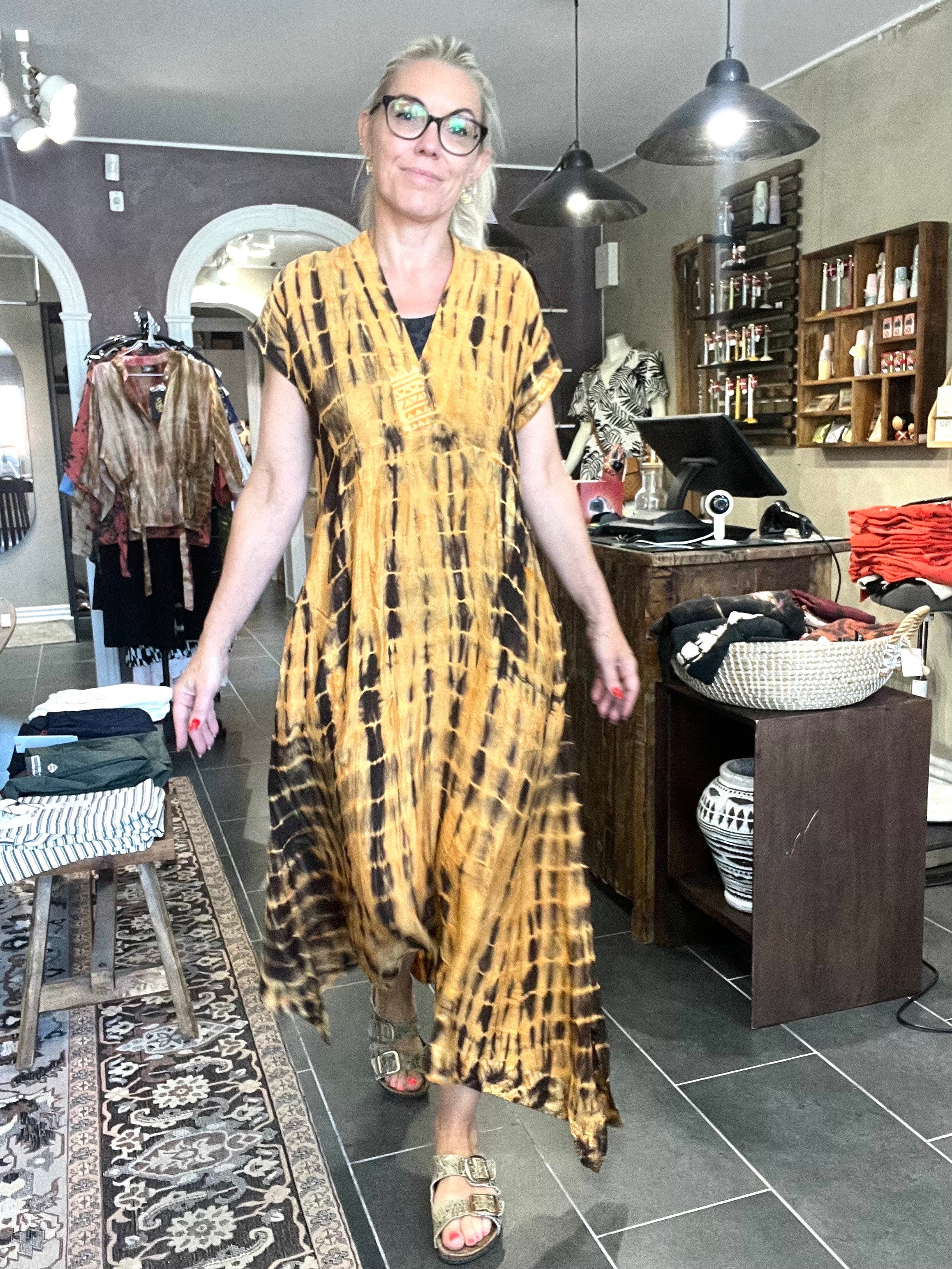 Cofur Casual Dress Long S310 – gylden tie-dye unika silkekjole (M/L, 38–42)