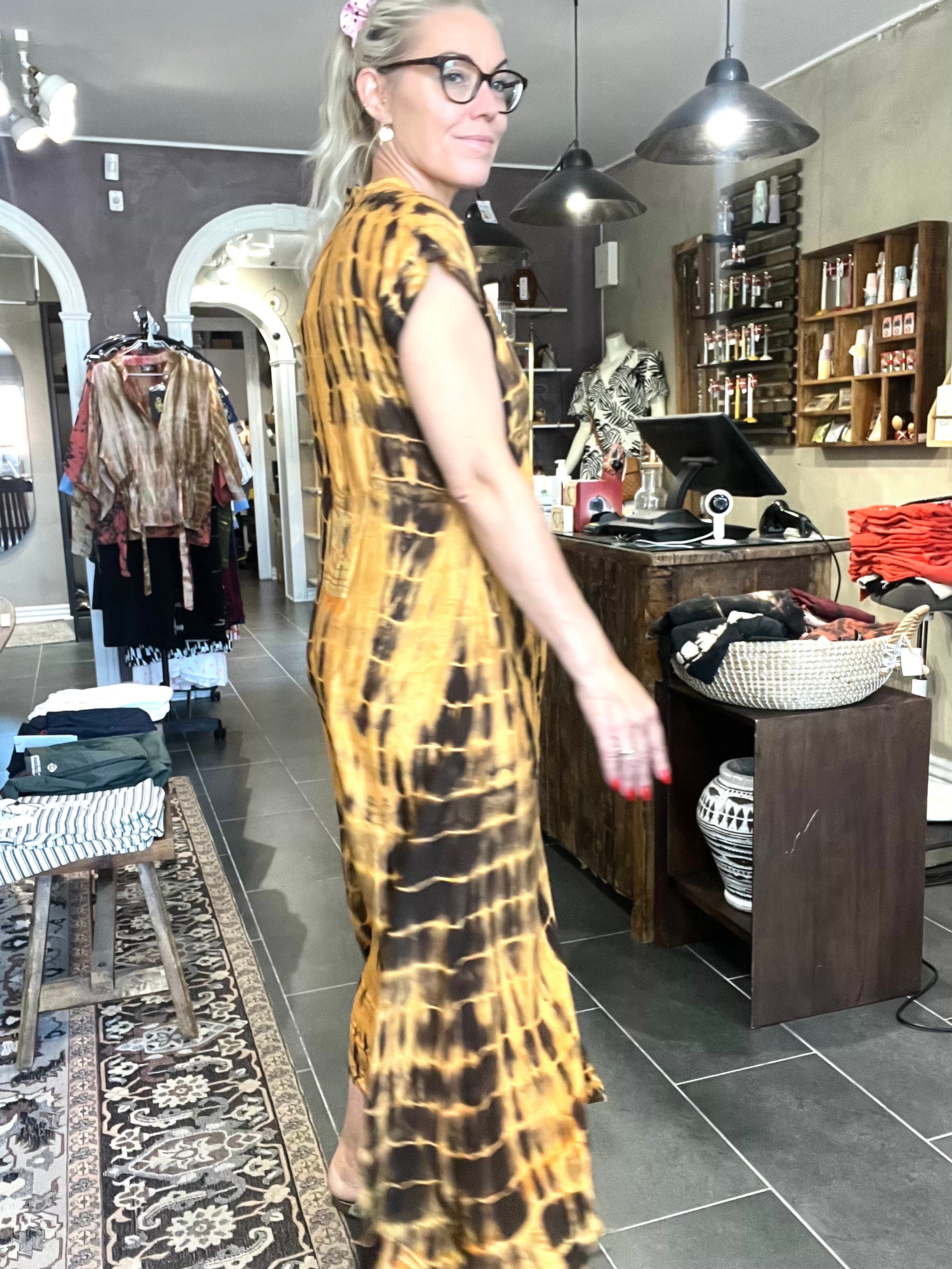 Cofur Casual Dress Long S310 – gylden tie-dye unika silkekjole (M/L, 38–42)