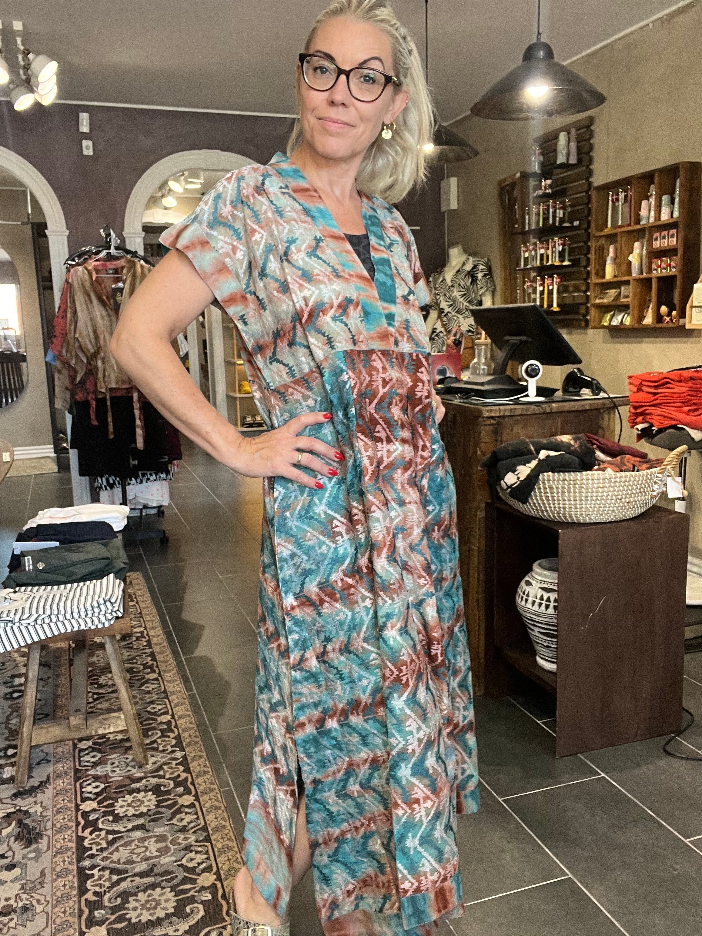 Cofur Casual Dress Long S310 – petroleums-mønstret unika silkekjole (M/L, 38–42)
