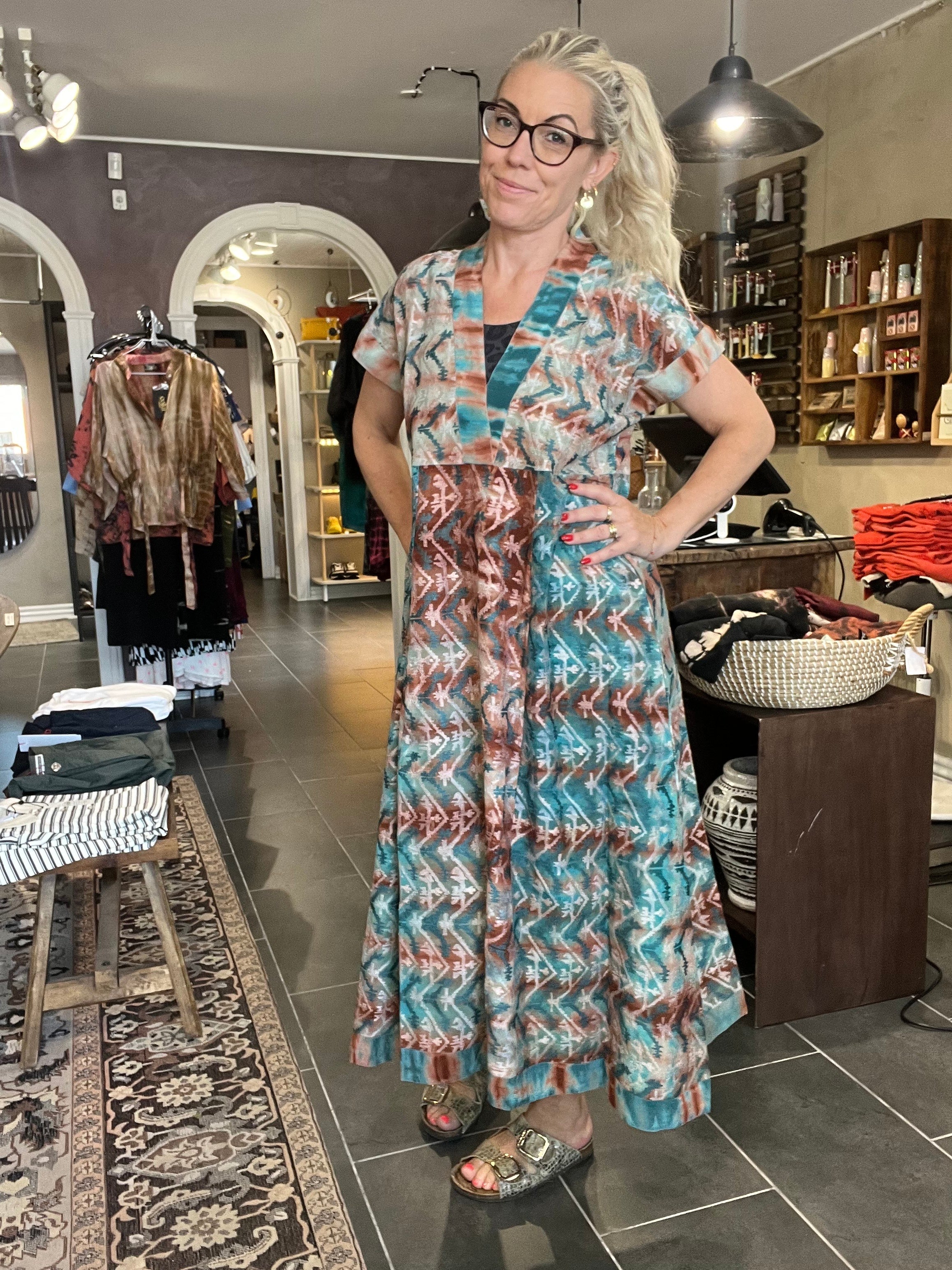 Cofur Casual Dress Long S310 – petroleums-mønstret unika silkekjole (M/L, 38–42)