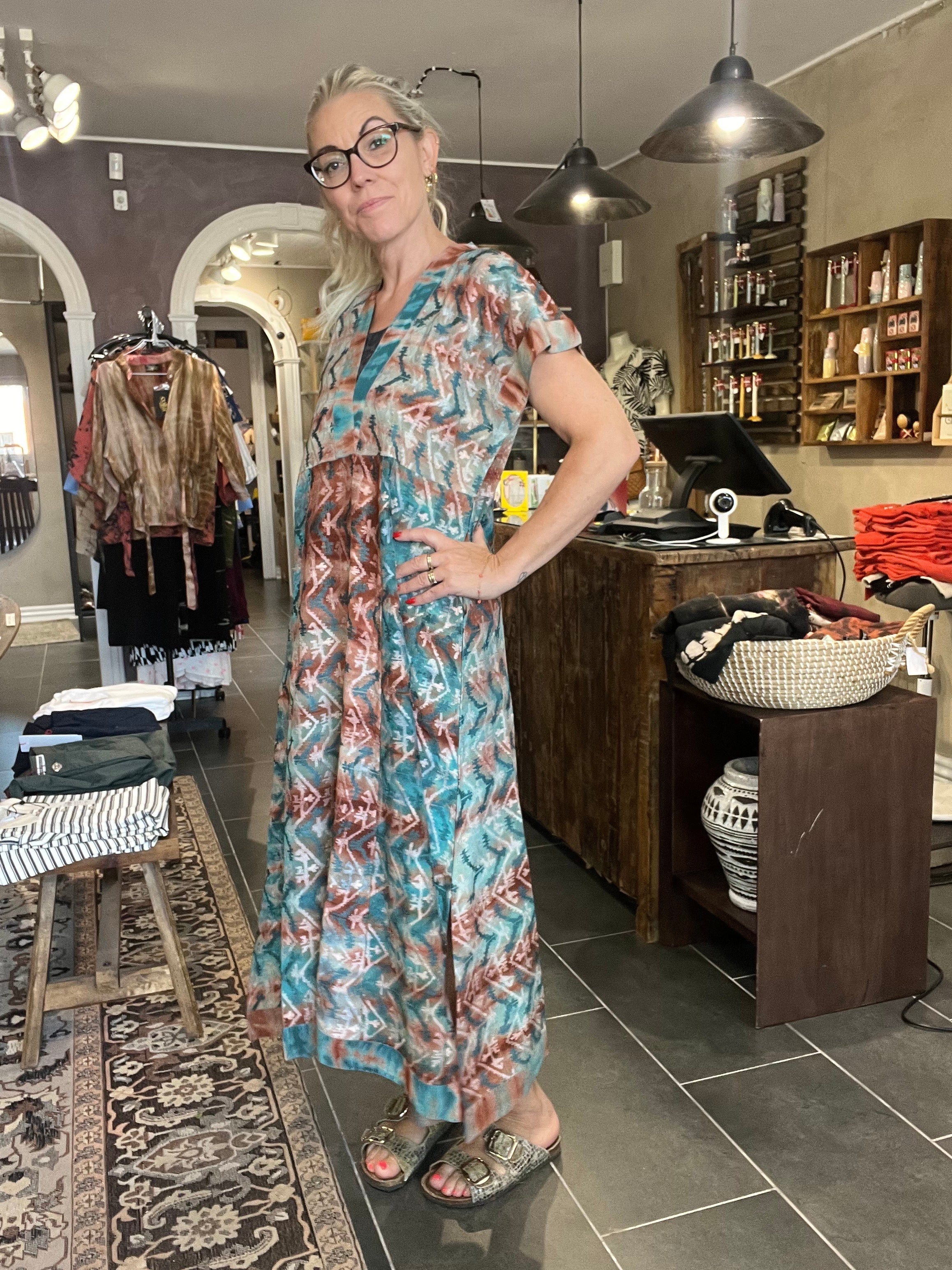 Cofur Casual Dress Long S310 – petroleums-mønstret unika silkekjole (M/L, 38–42)