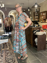 Cofur Casual Dress Long S310 – petroleums-mønstret unika silkekjole (M/L, 38–42)