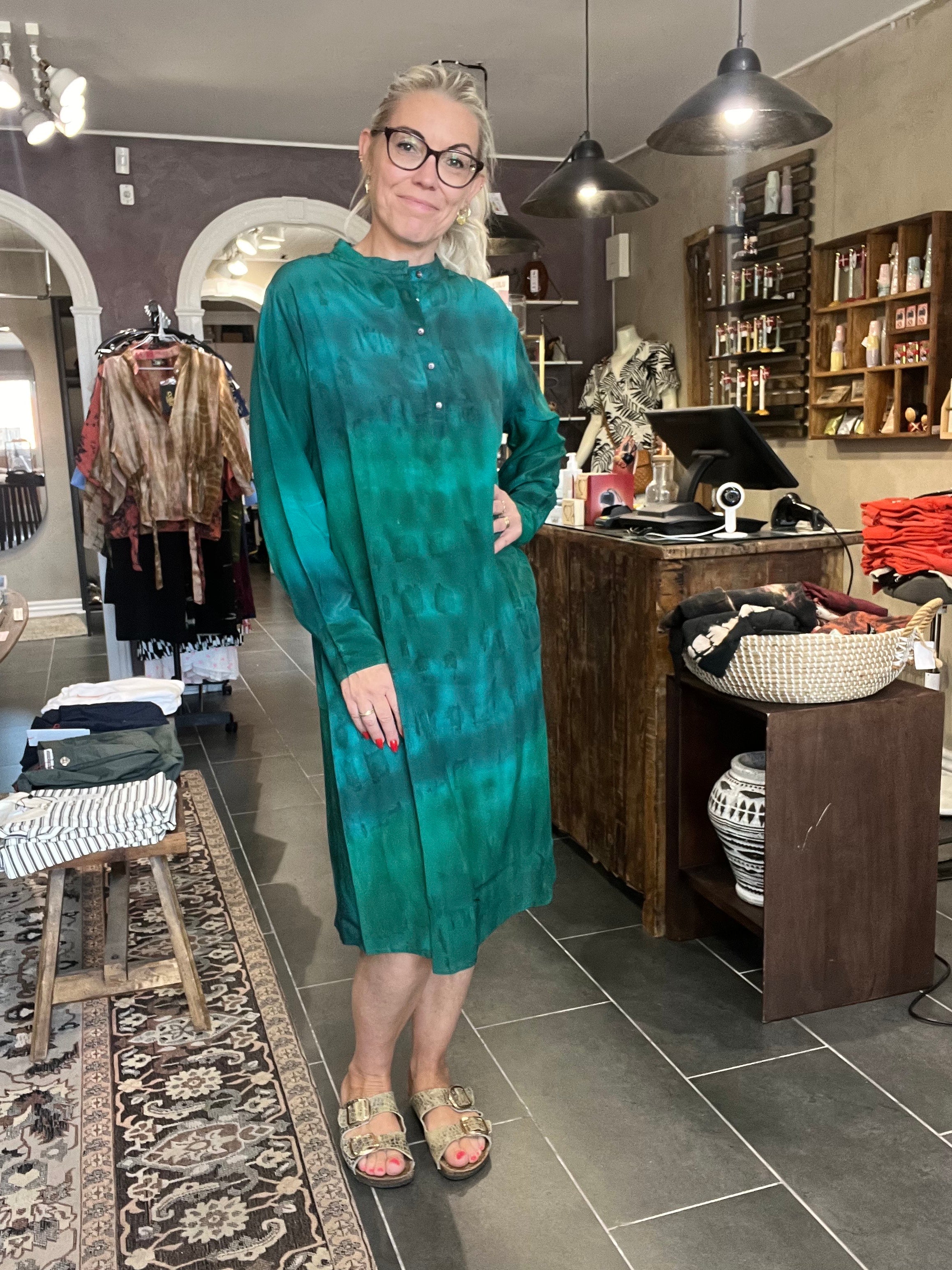 Cofur Asti Shirt Dress S423 – klar grøn unika skjortekjole i vintage sari-silke (XL)