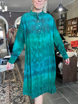 Cofur Asti Shirt Dress S423 – klar grøn unika skjortekjole i vintage sari-silke (XL)