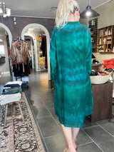Cofur Asti Shirt Dress S423 – klar grøn unika skjortekjole i vintage sari-silke (XL)