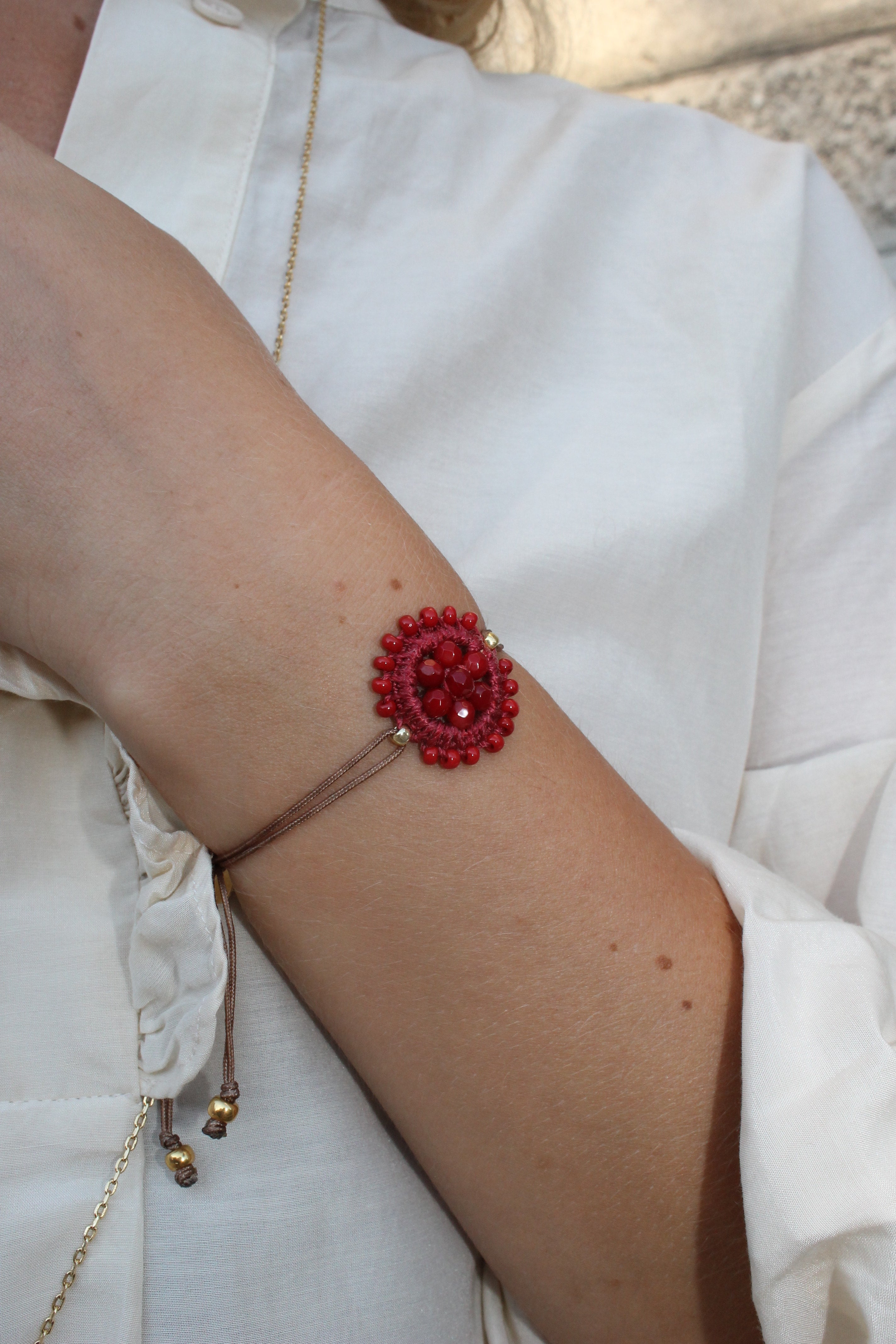 Maq Jewelry armbånd i rød med roset og justerbar snor