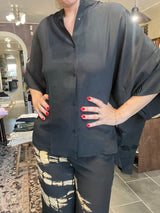 Cofur Diva Blouse S65 – Sort 02 unika silkebluse, OneSize 34–44