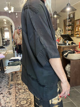 Detalje: gennemgående knapper og boxy pasform – Cofur Diva S65 Sort 02
