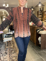 Cofur City Blouse S156 – brun/sort/nude mønstret unika silkebluse (M/L)