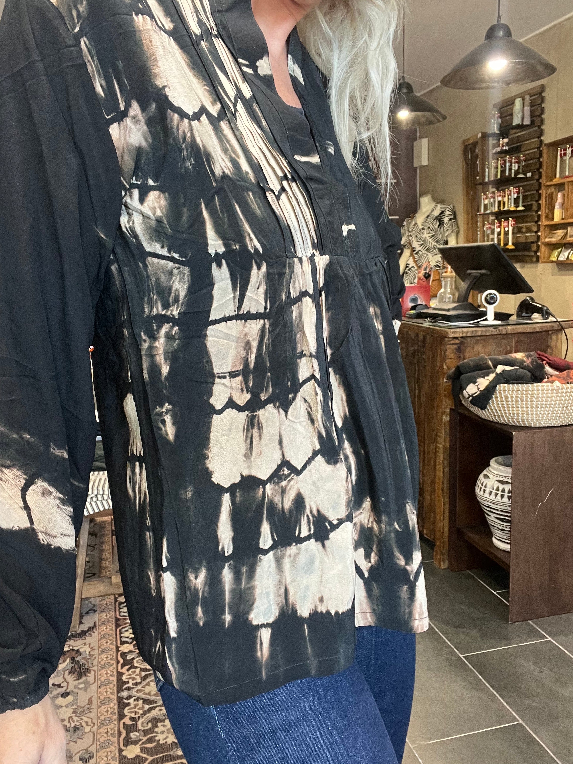 V-hals, elastiske ærmer og plisseret front – Cofur City S156 sort/sand
