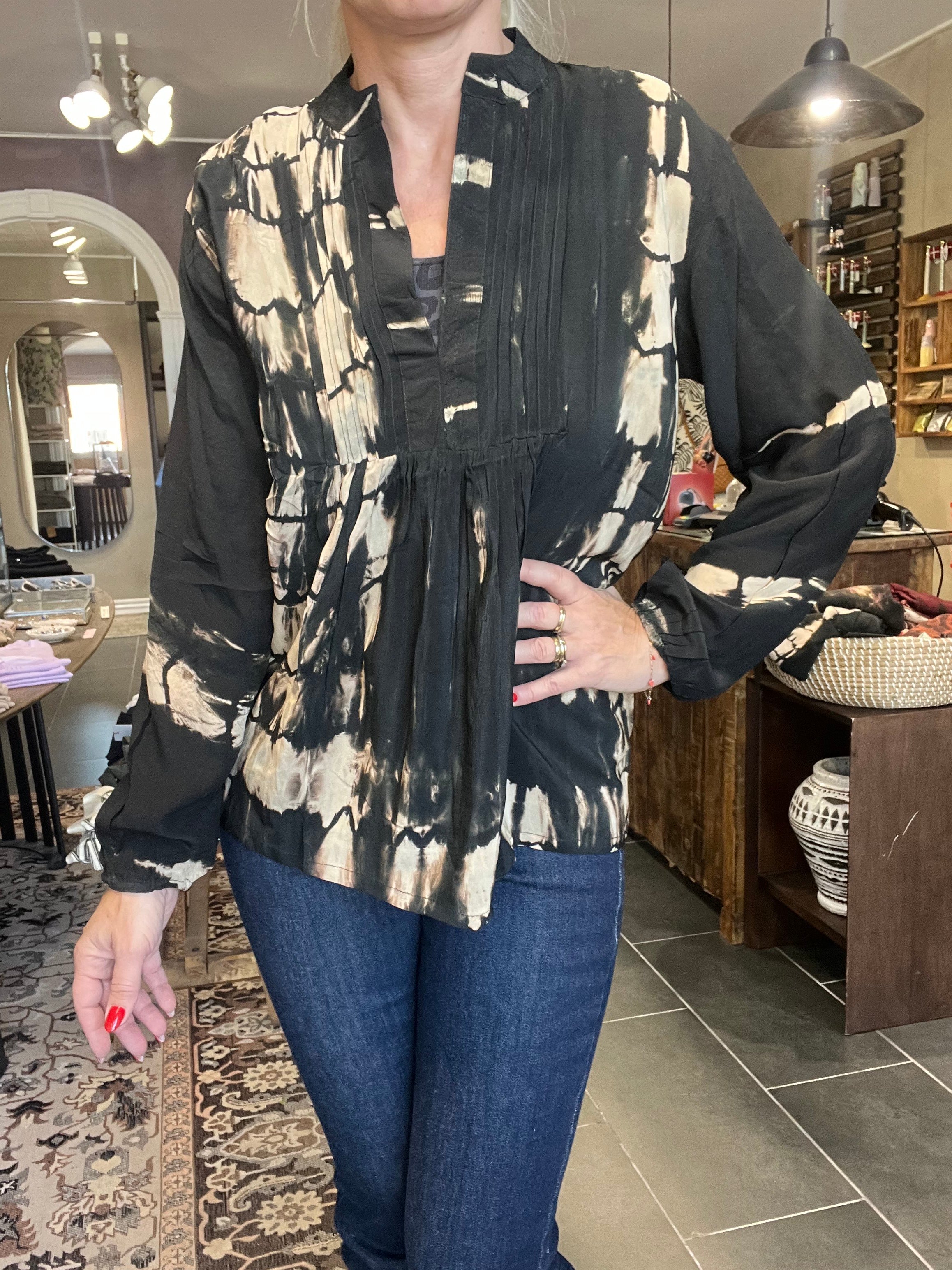 Cofur City Blouse S156 – sort/sand unika silkebluse i vintage sari-silke (S/M)