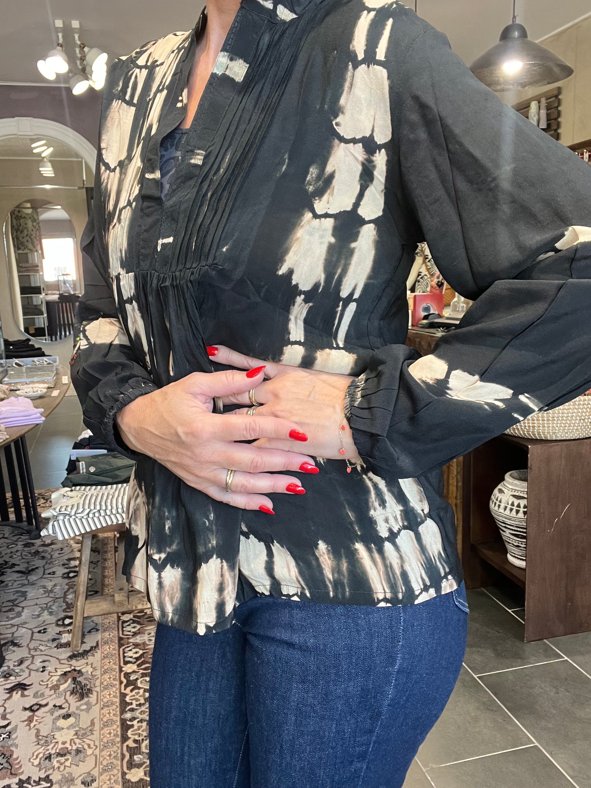 Detalje i upcyclet sari-silke – City Blouse S156 sort/sand