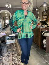 Upcyclet vintage sari-silke med tie-dye – City Blouse S156
