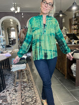 Cofur City Blouse S156 – grøn/blå tie-dye unika silkebluse (S/M)