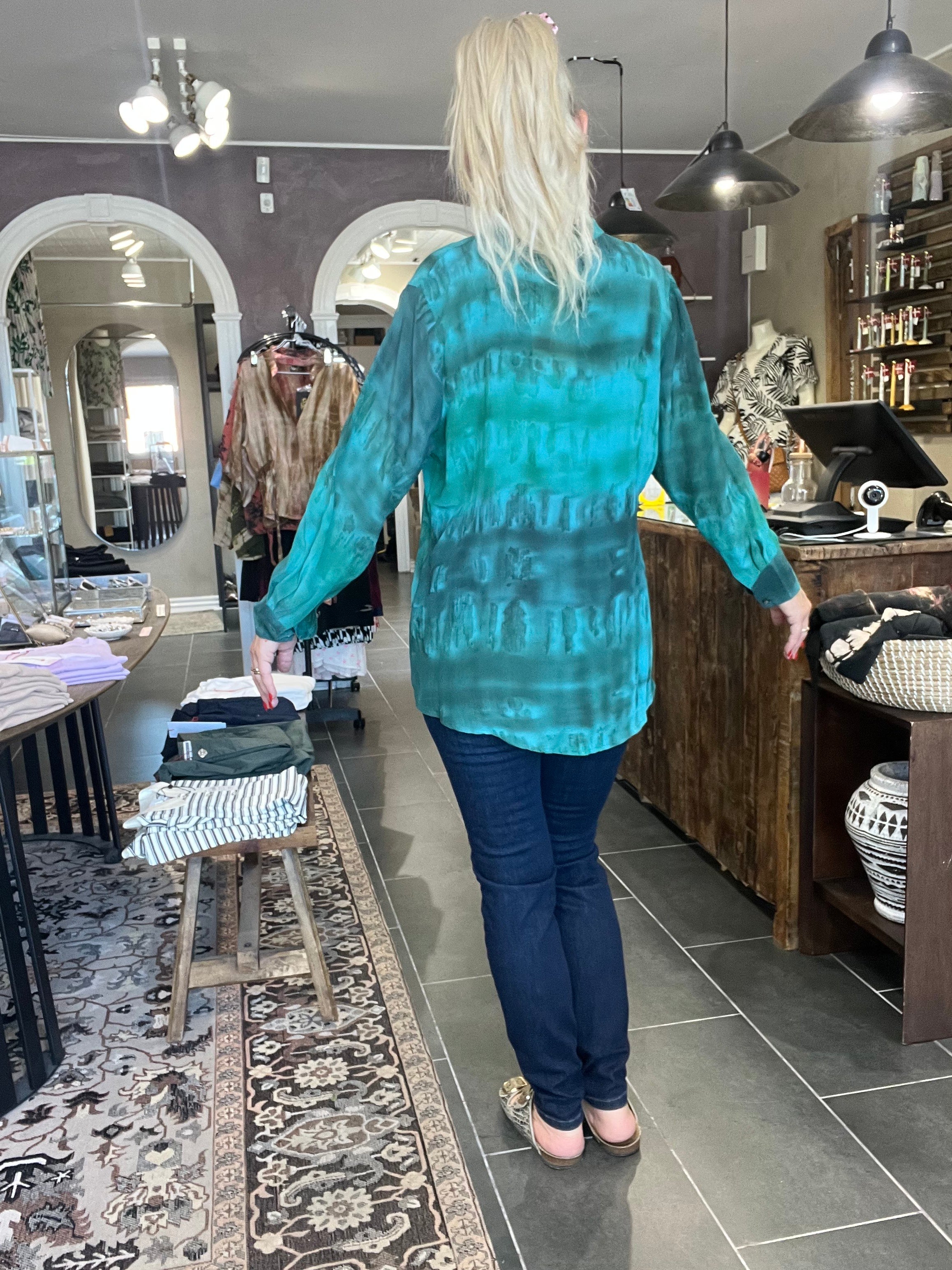 Upcyclet sari-silke med unika præg – Asti Blouse S323