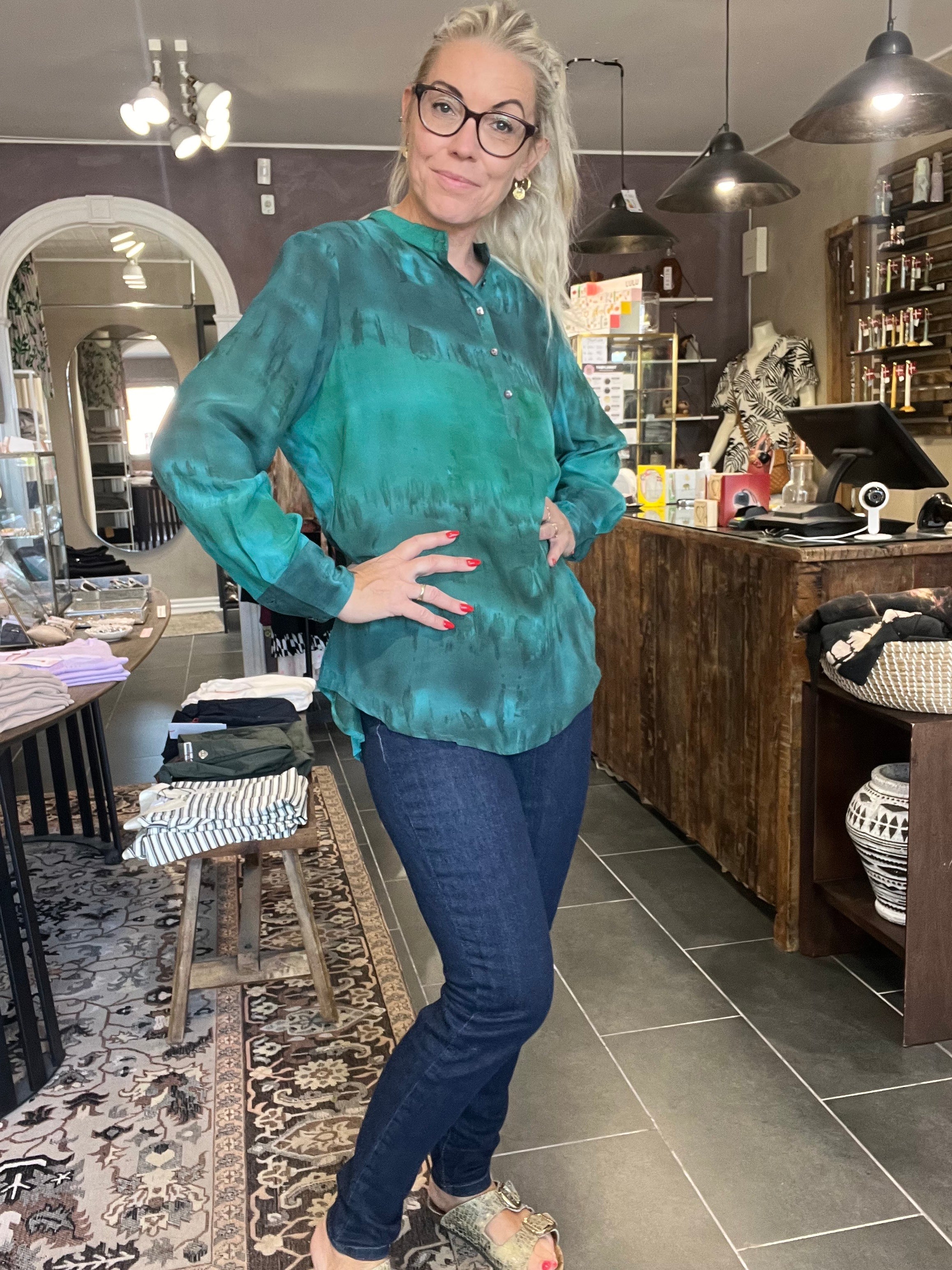 Cofur Asti Blouse S323 – grøn unika silkebluse i vintage sari-silke (M/L)