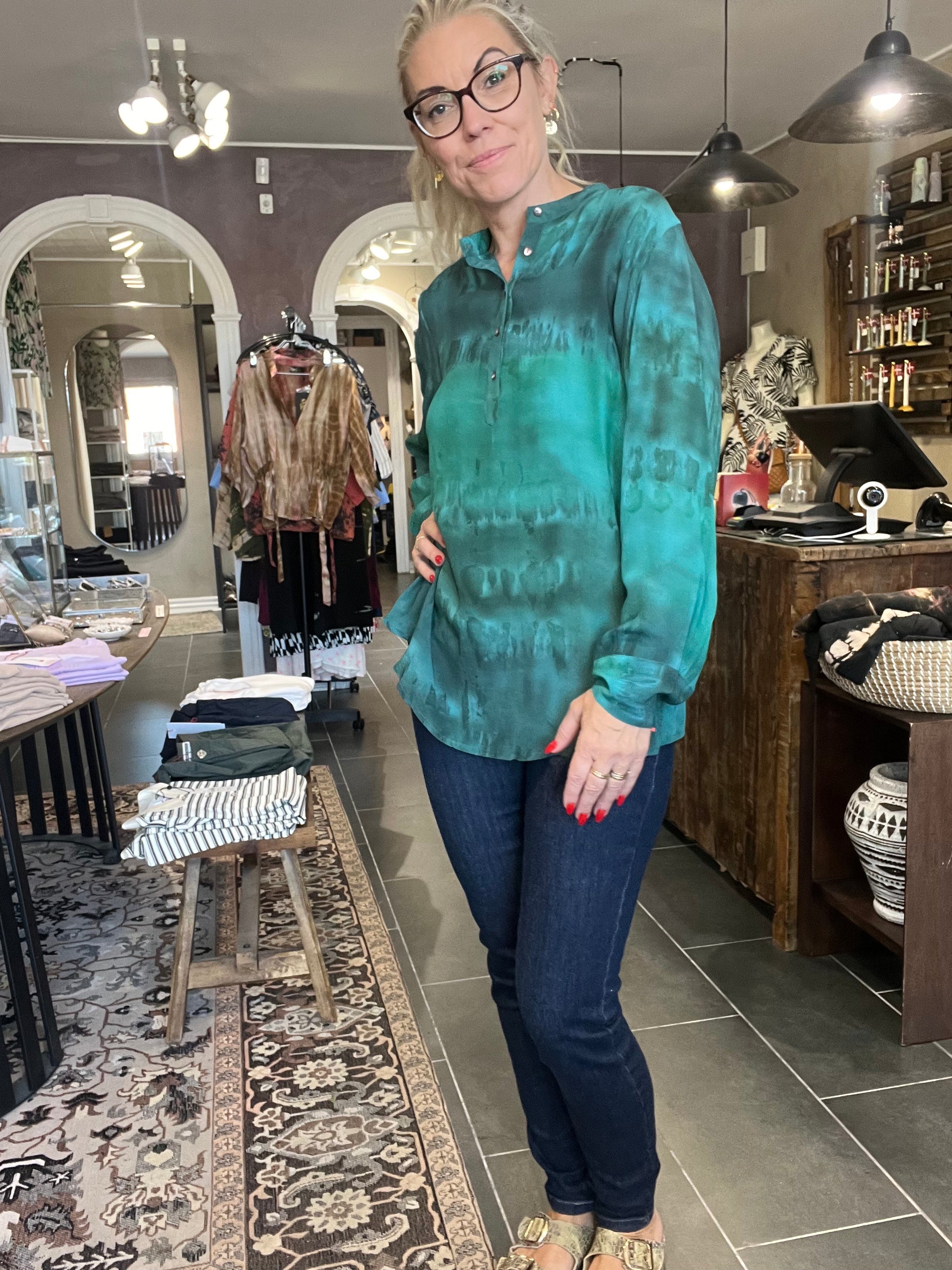Cofur Asti Blouse S323 – grøn unika silkebluse i vintage sari-silke (M/L)