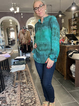 Cofur Asti Blouse S323 – grøn unika silkebluse i vintage sari-silke (M/L)