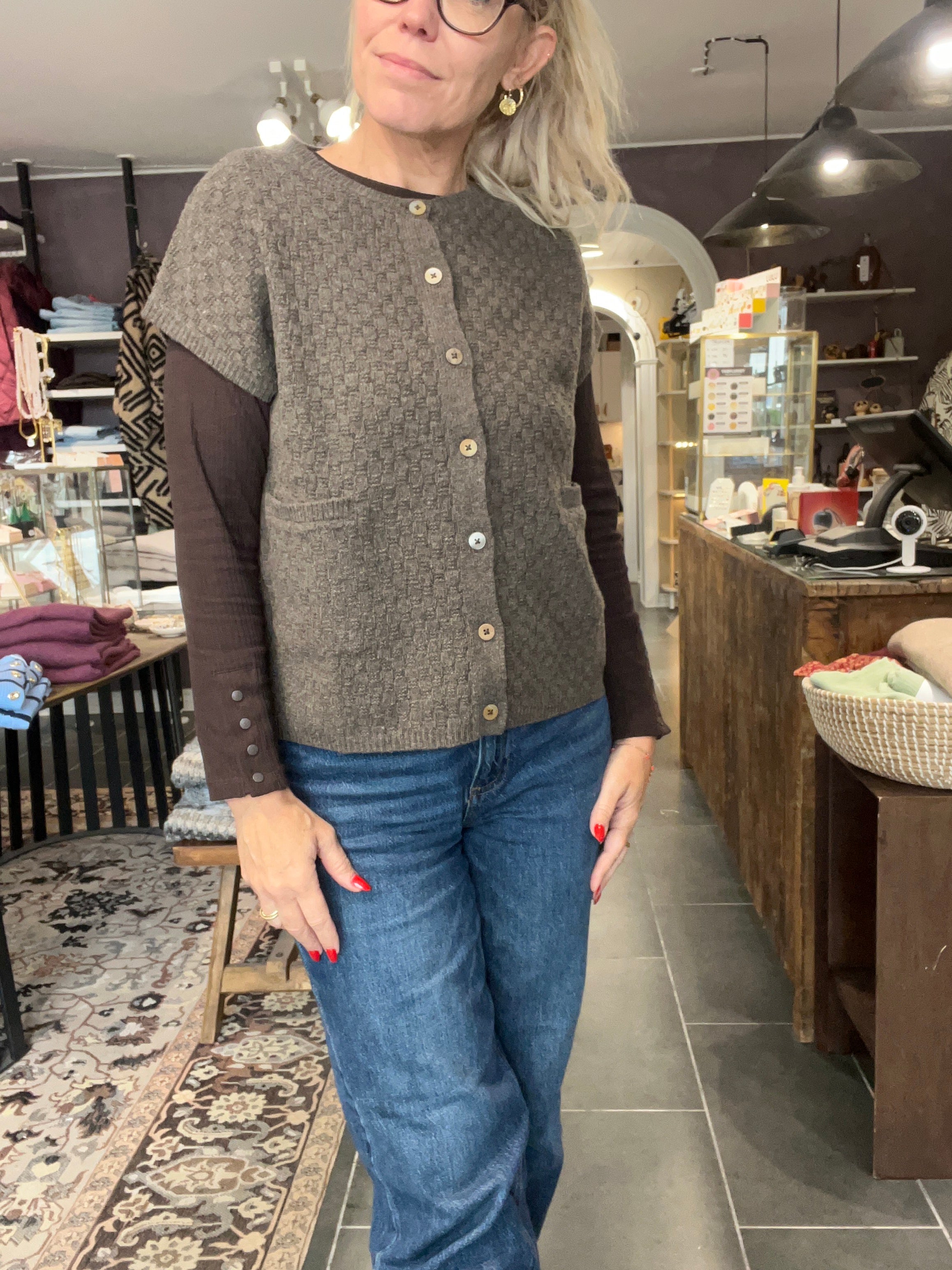 Relaxed fit strikvest – Mansted KOMMA, brown