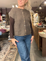 Strukturstrik vest med lommer – Mansted KOMMA Brown,