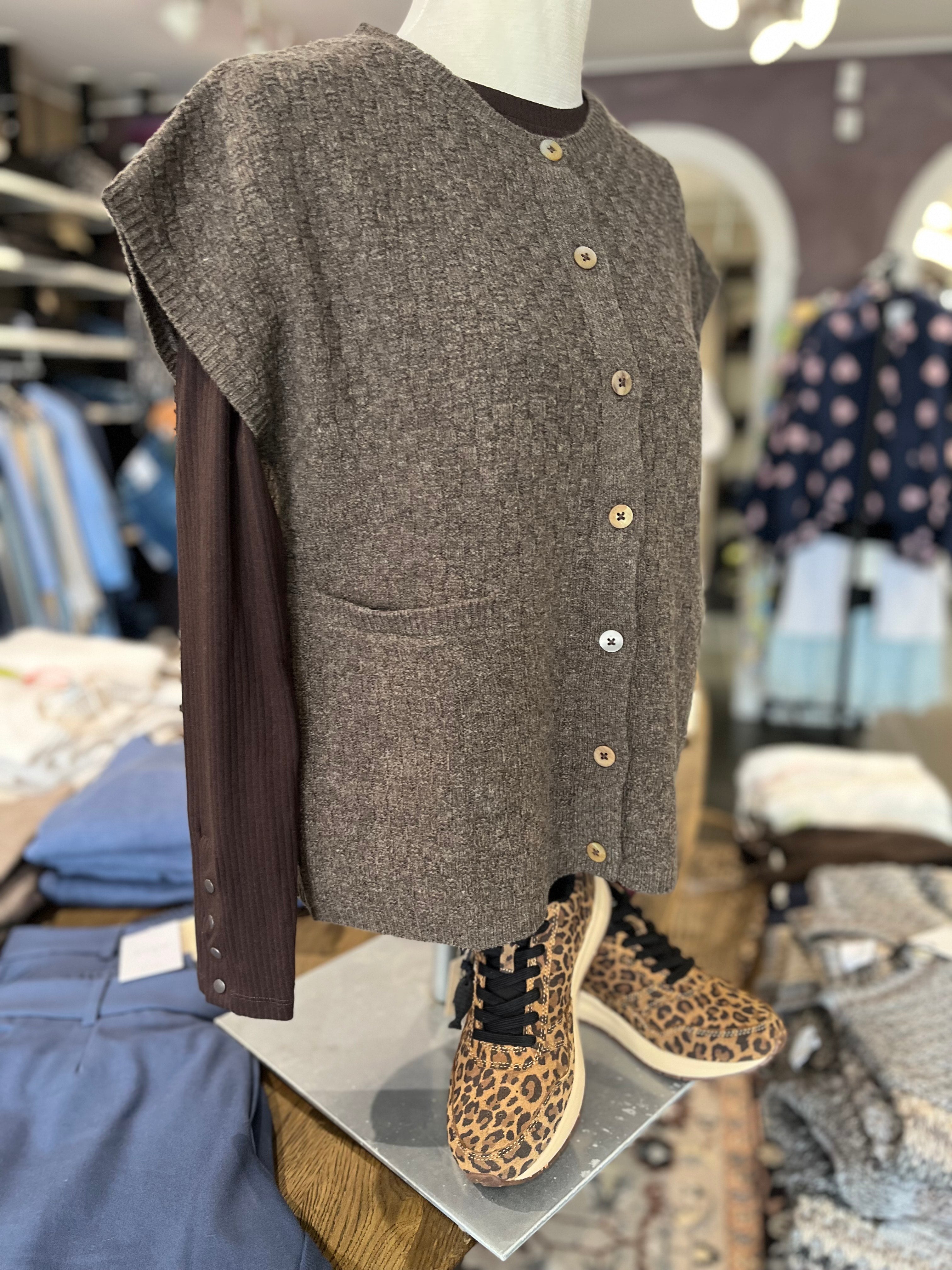 Mansted KOMMA strikvest i Brown – front, 100% lammeuld