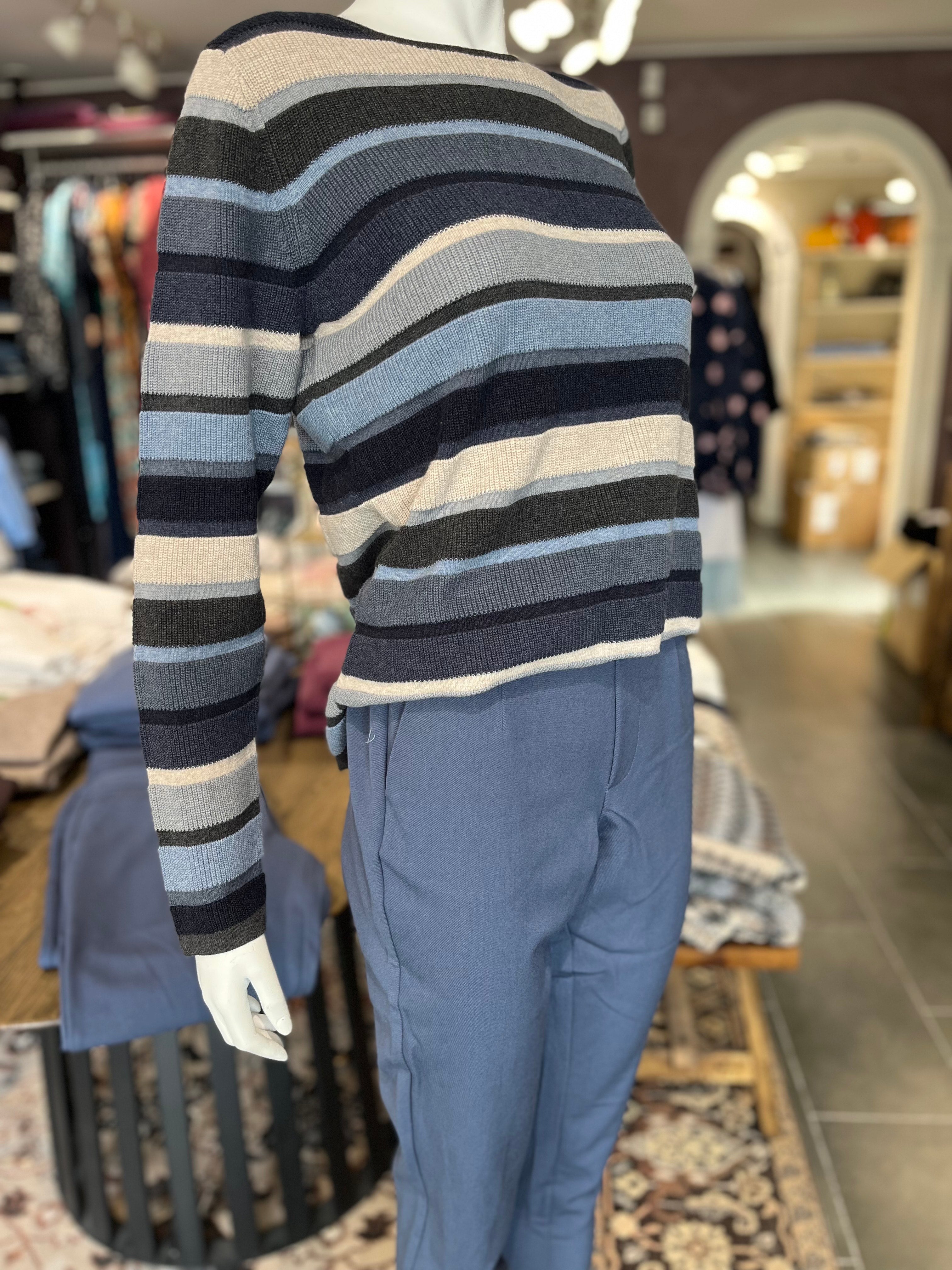 Mansted MATHILDE strik – 96 Grey, front med multicolor striber