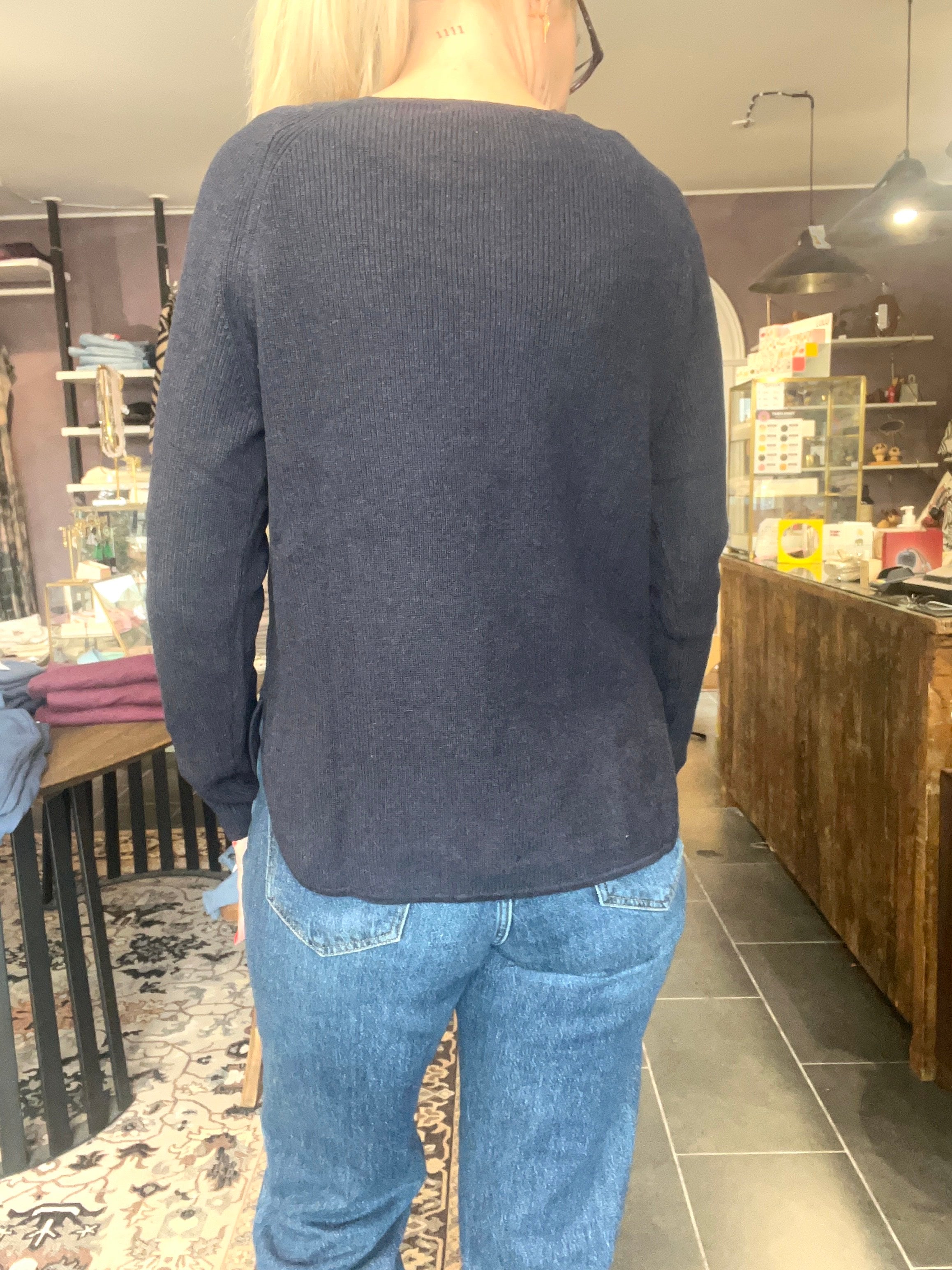 NECTARINE pullover – ryg og pasform, 63 Navy (kort foran, længere bagpå)