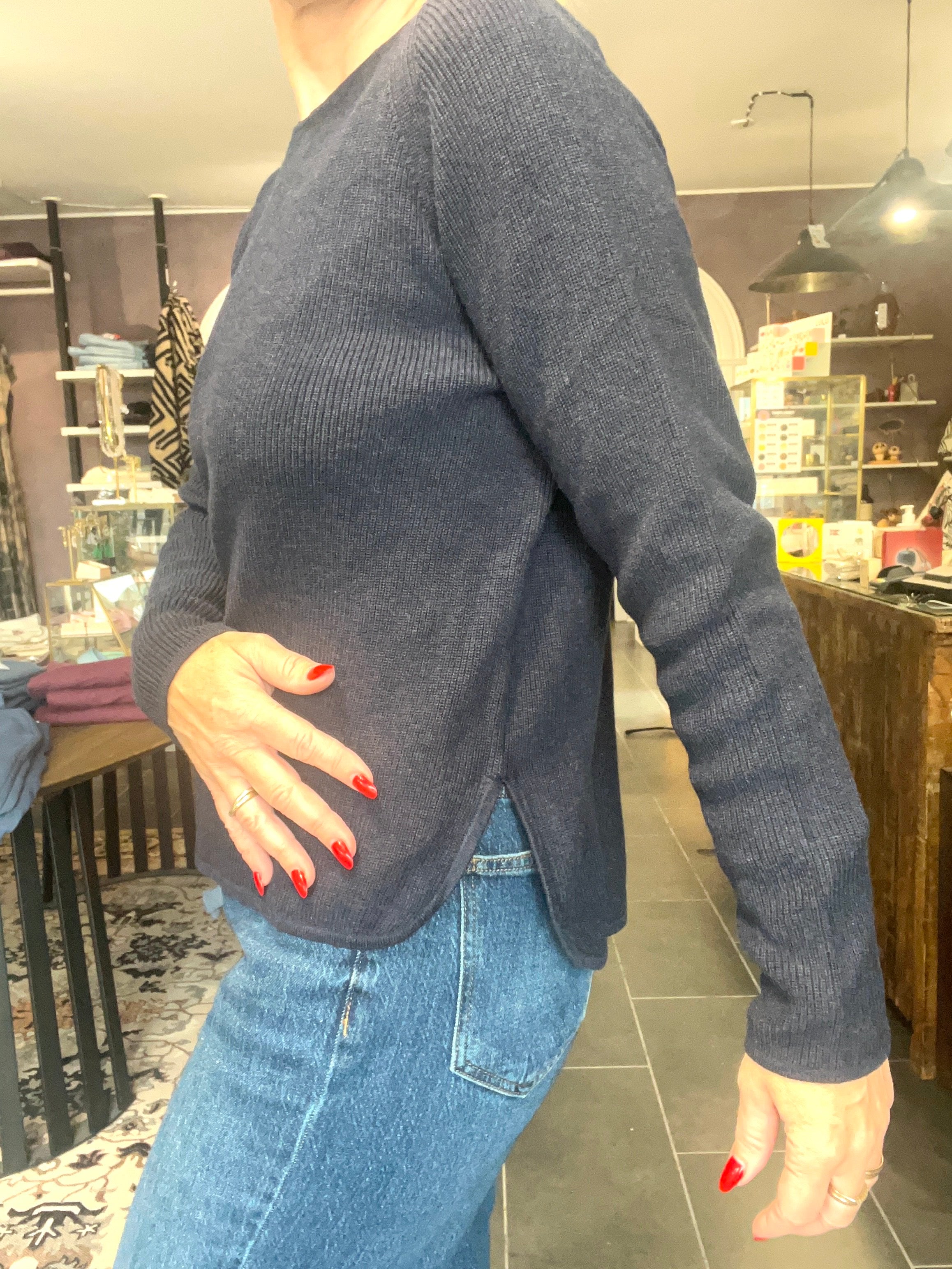 NECTARINE pullover – ryg og pasform, 63 Navy (kort foran, længere bagpå)