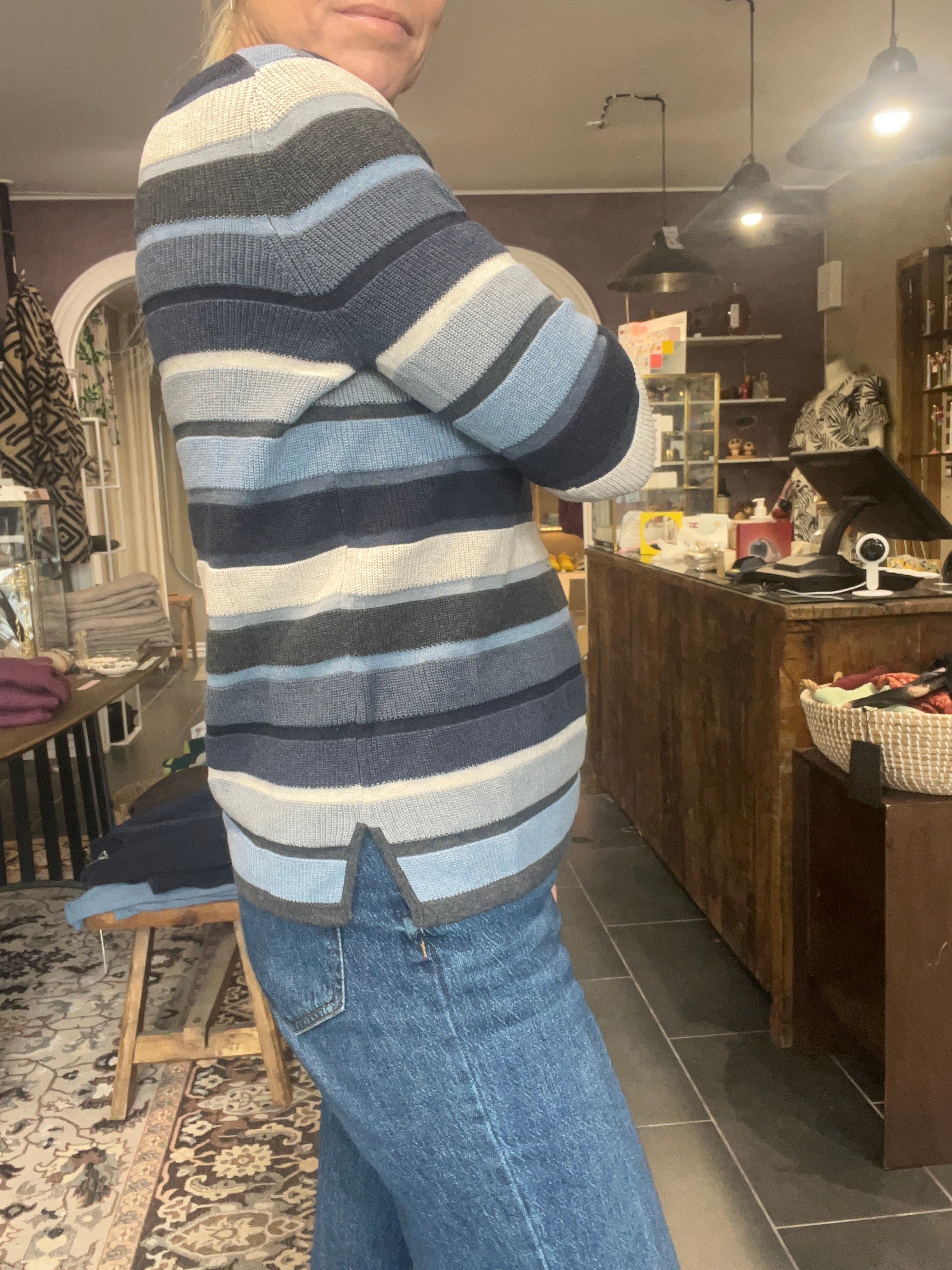 MATHILDE pullover i økologisk bomuld – side/ryg, relaxed fit og sideslidser